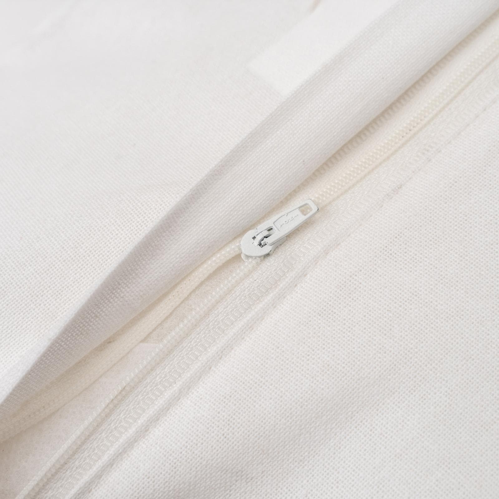 Cuscino sfoderabile 45x45 cm bianco e beige in cotone con piume