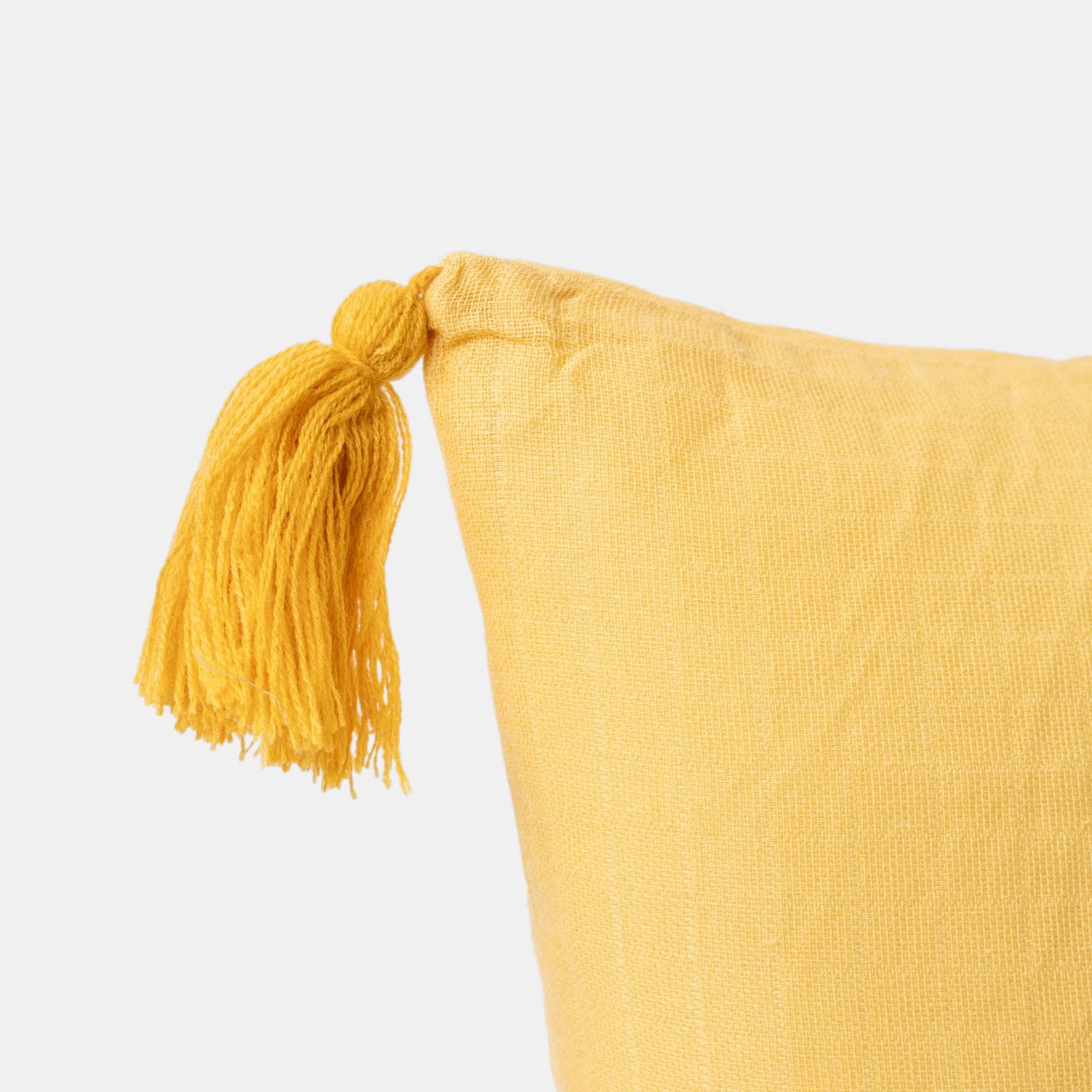 Cuscino sfoderabile 45x45 cm senape in cotone mussolina con nappine