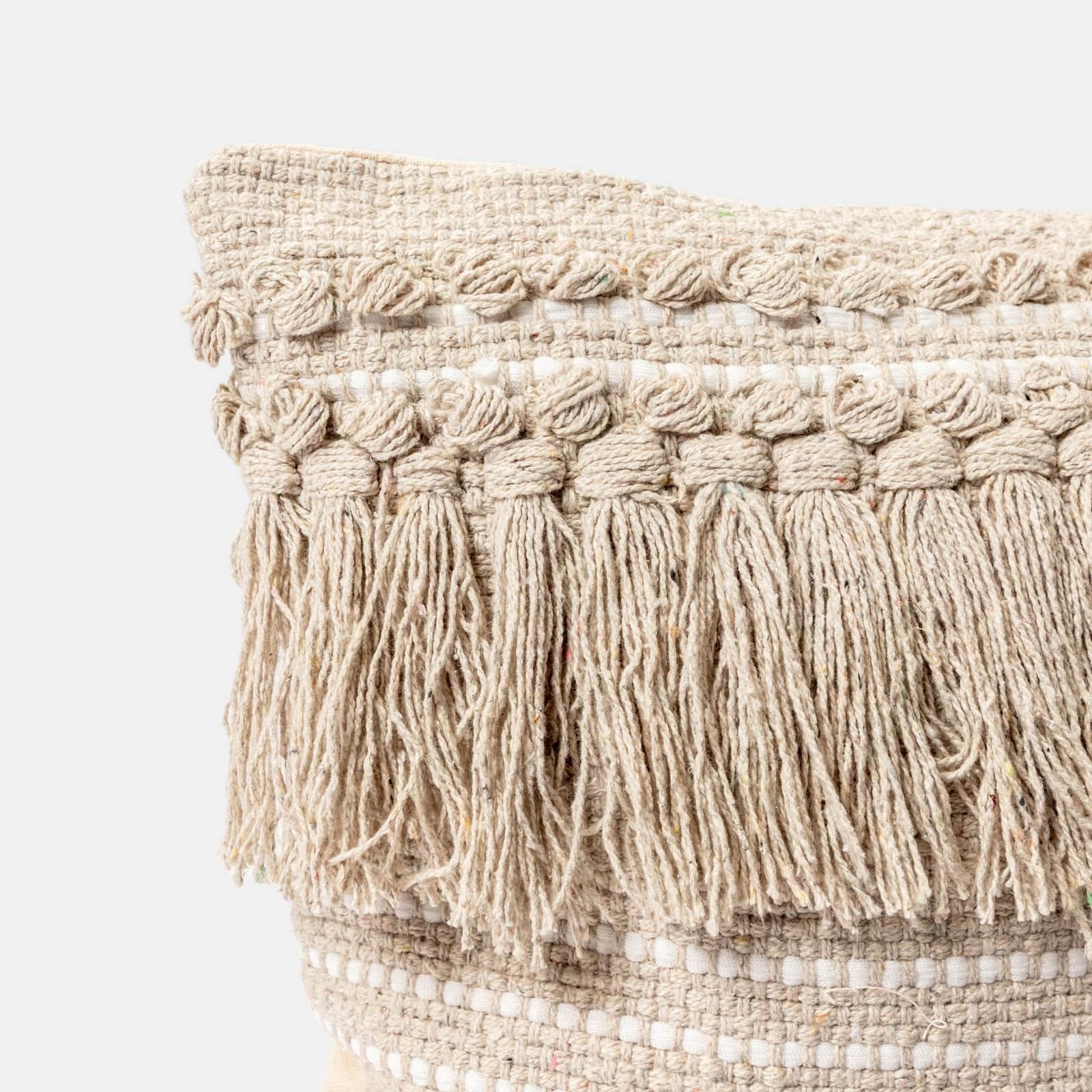 Cuscino sfoderabile 45x45 in cotone beige e bianco con frange