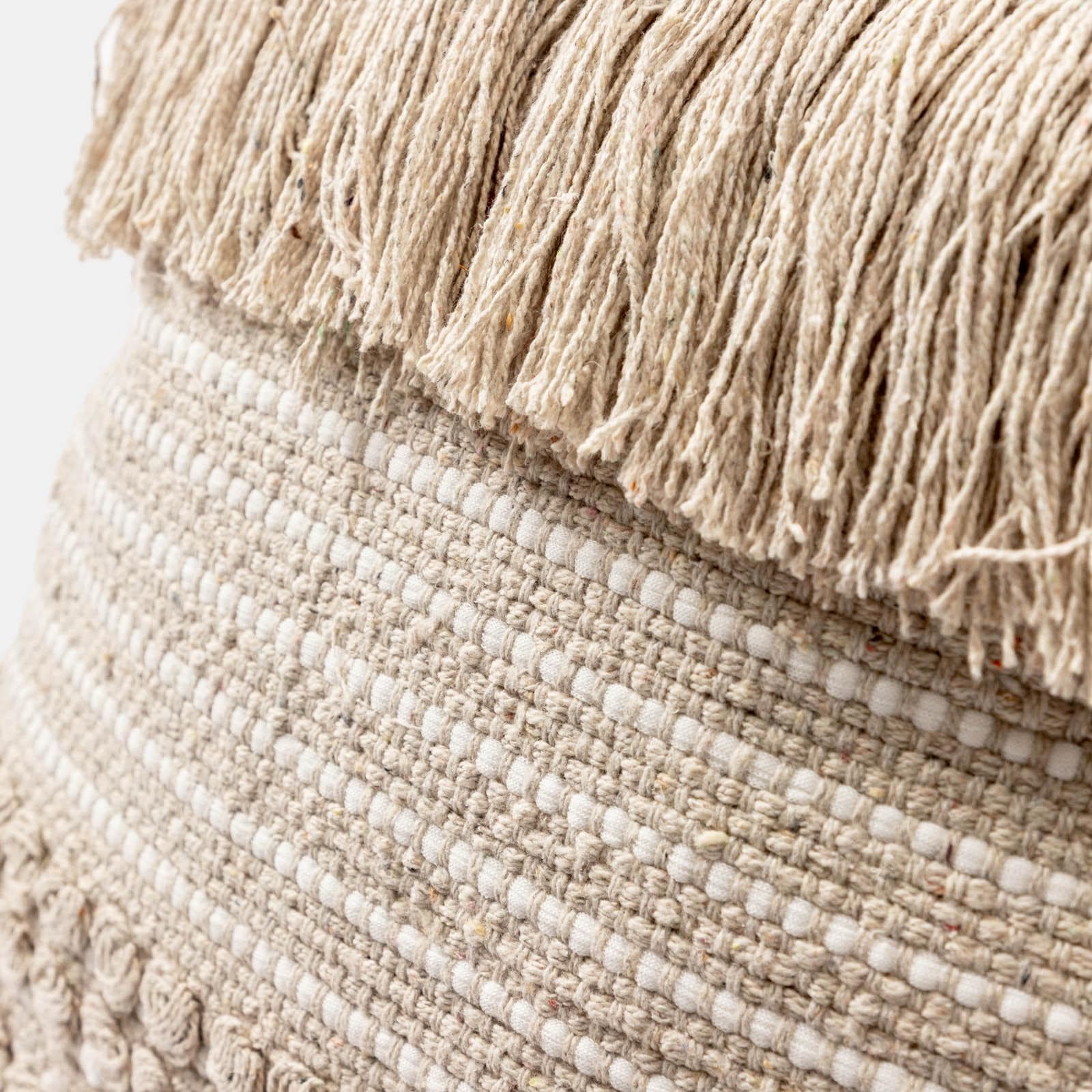 Cuscino sfoderabile 45x45 in cotone beige e bianco con frange