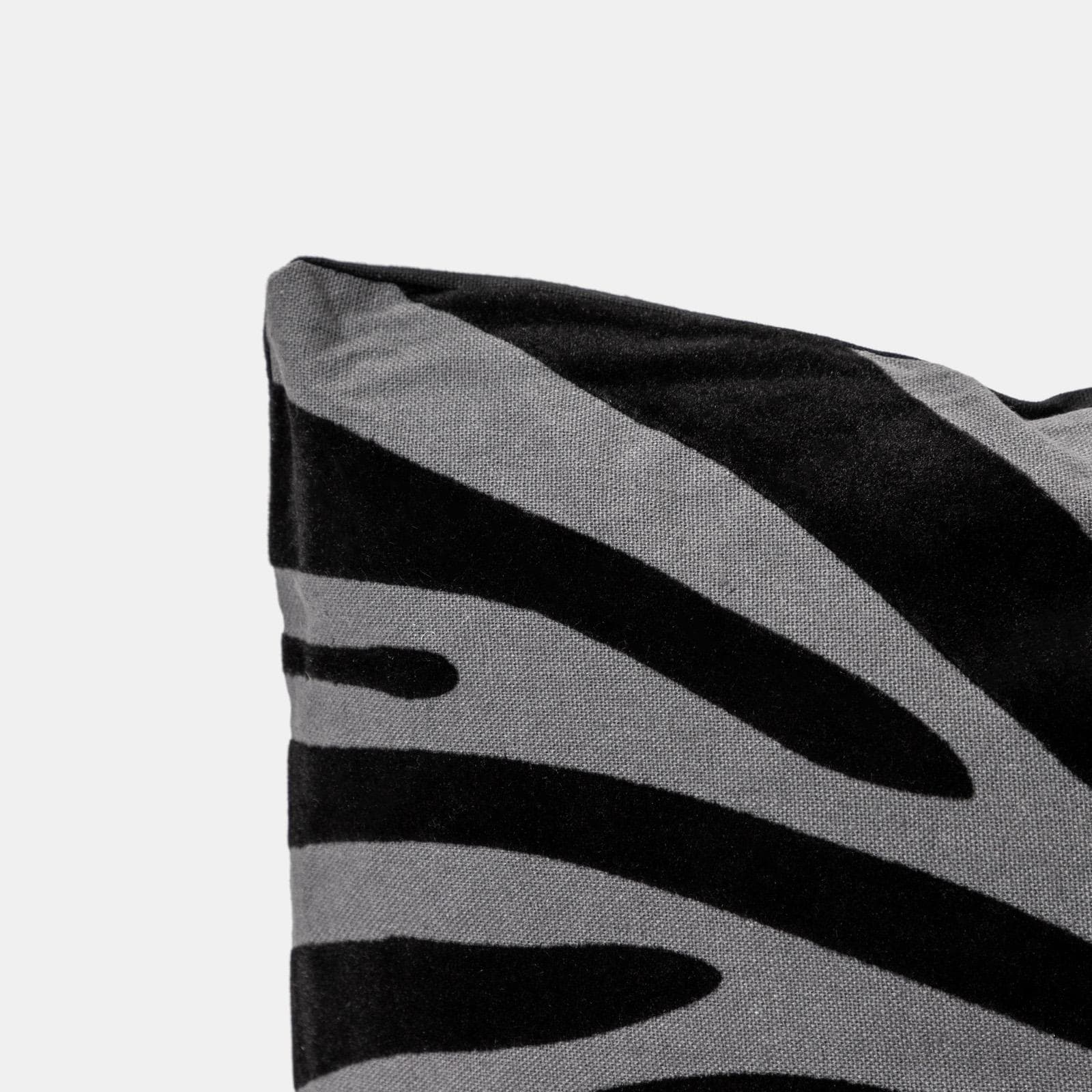 Cuscino sfoderabile 45x45 in cotone con decoro nero