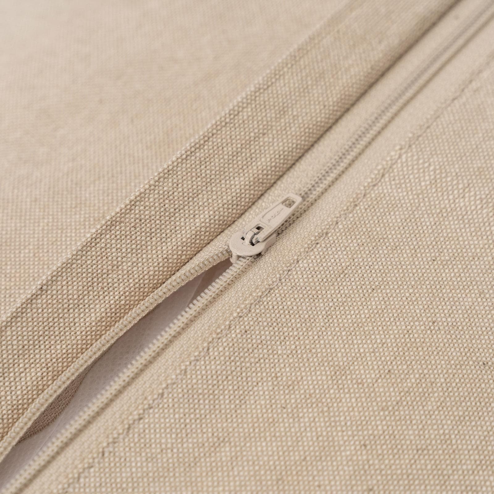 Cuscino sfoderabile 45x45 cm off white in bouclé con bordino