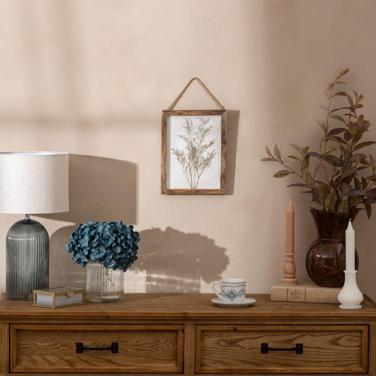 Decorazione da parete 25h cm in legno e vetro curvo con fiori essiccati