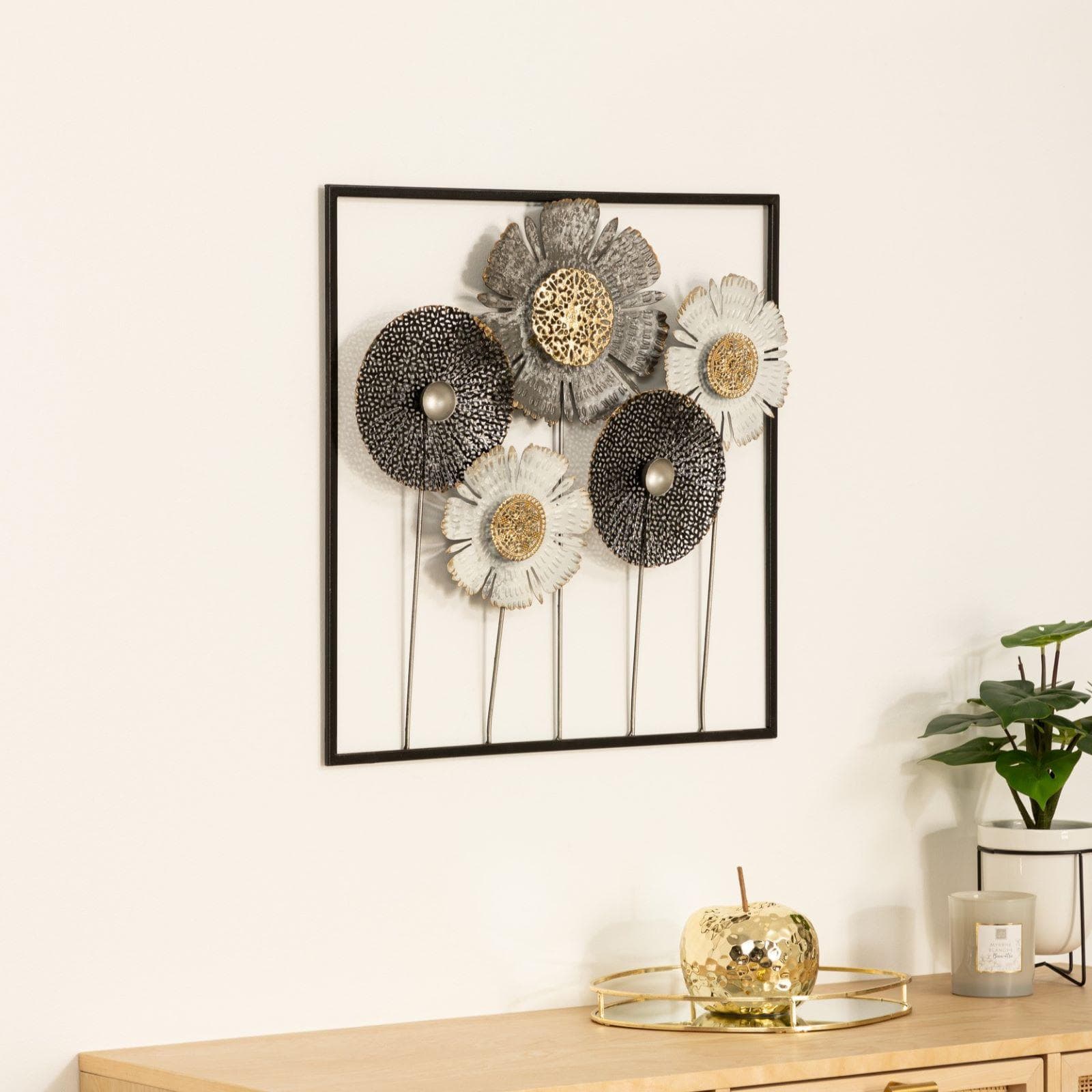 Decorazione da parete 50h cm in metallo oro e nero fantasia fiori