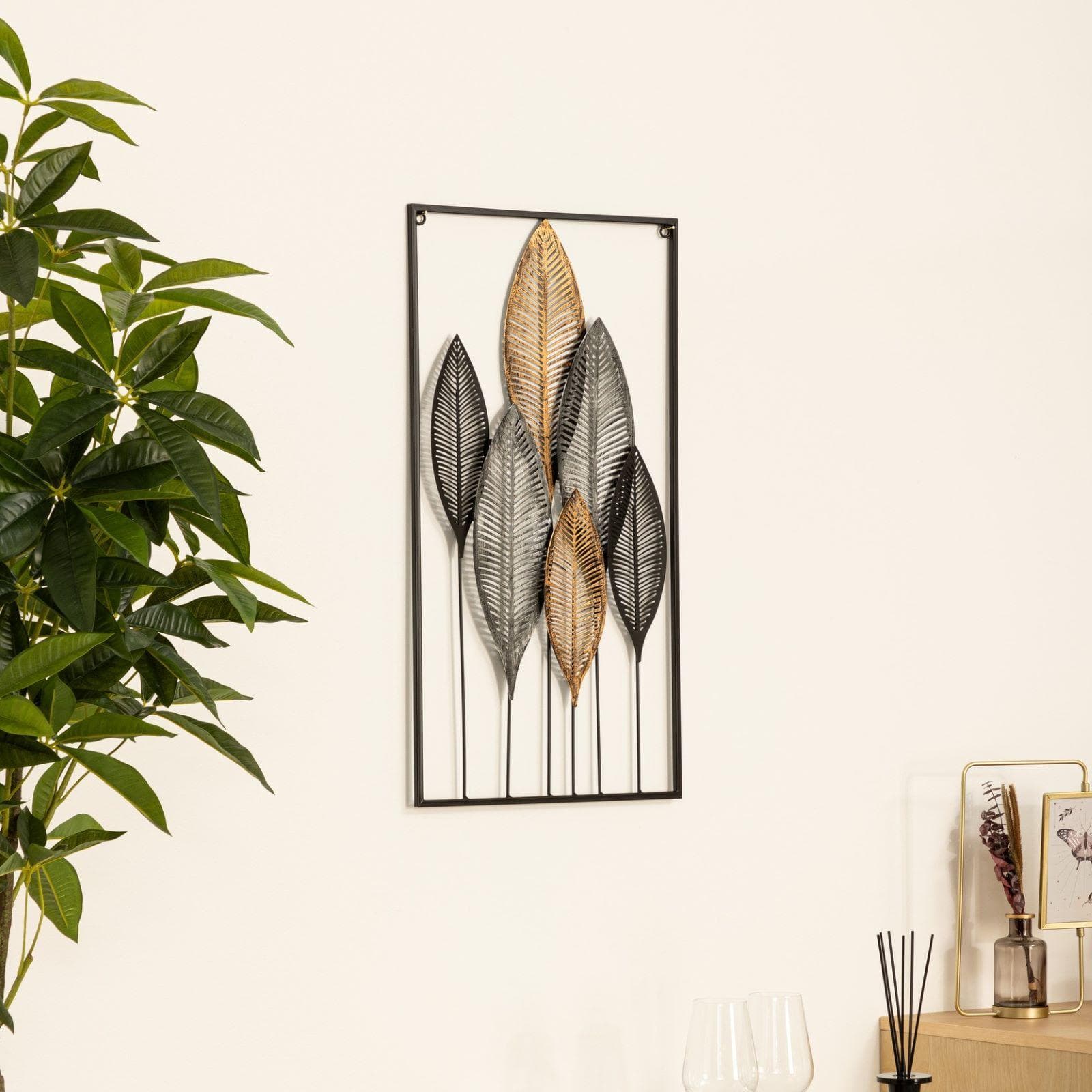 Decorazione da parete 65h cm in metallo oro e nero fantasia foglie
