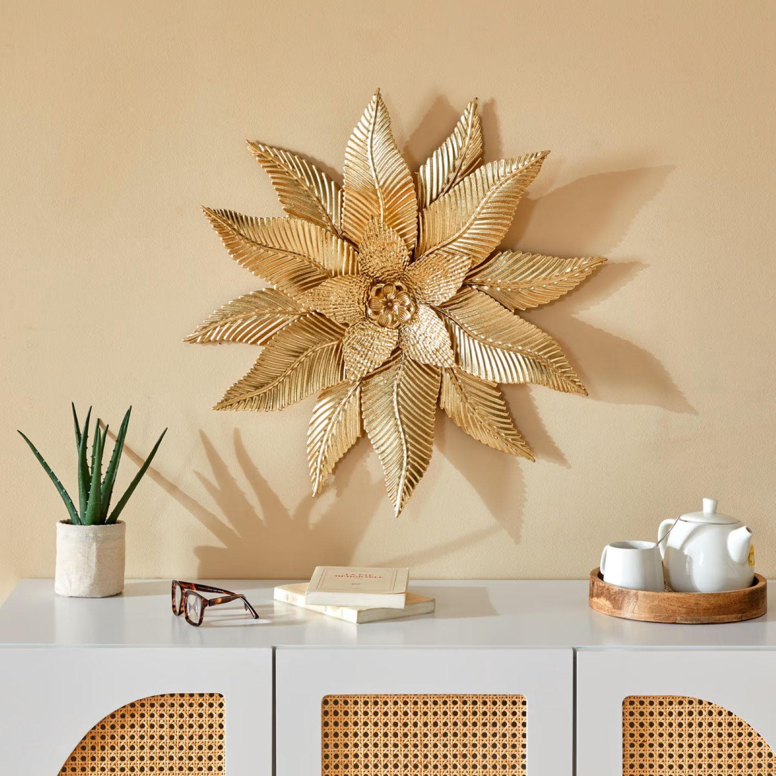 Decorazione da parete rotonda 67 cm in metallo oro a forma di fiore