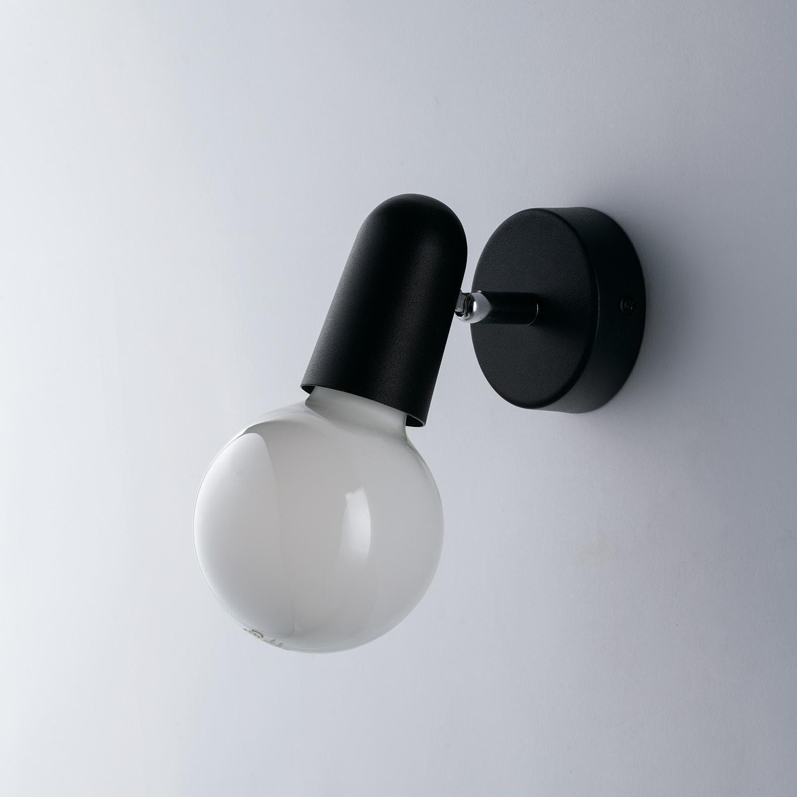 Lampada 1 spot tondo orientabile da interno 8x12x9,6 cm in metallo nero