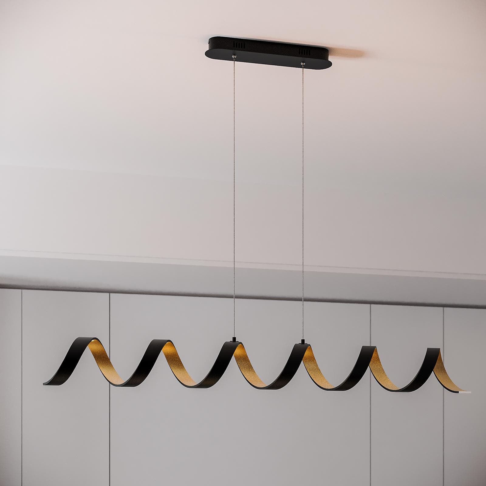 Lampada da soffitto a luce calda 120h cm in alluminio nero goffrato e interno oro