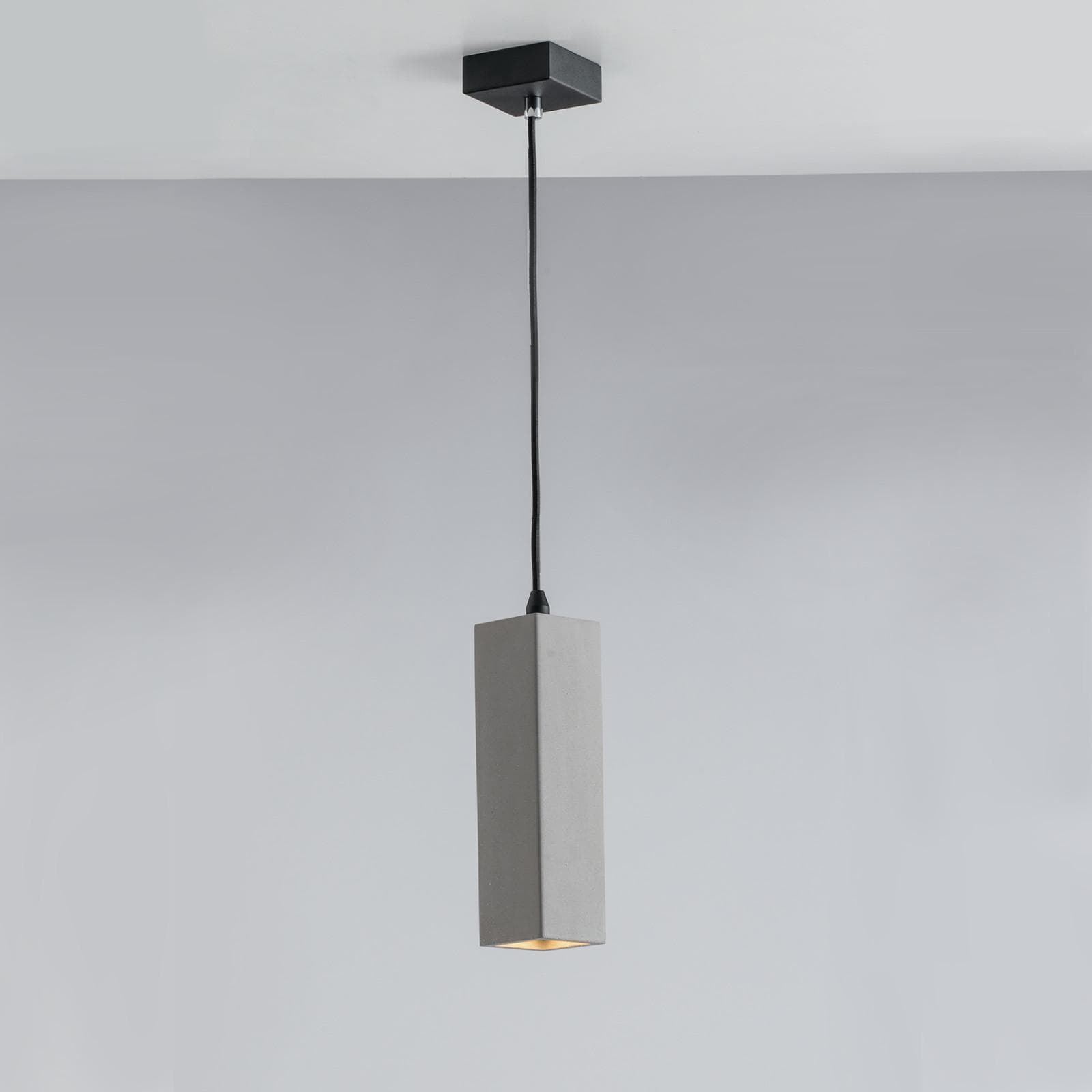 Lampada da soffitto squadrata 130h cm in cemento grigio