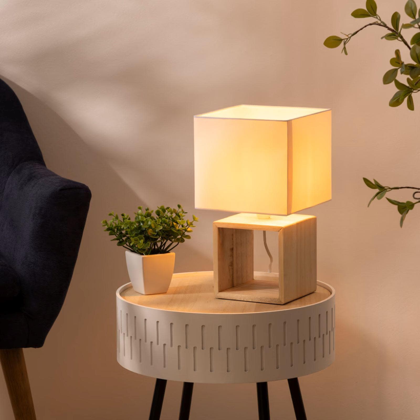Lampada da tavolo 32h cm in paulownia e paralume in cotone bianco
