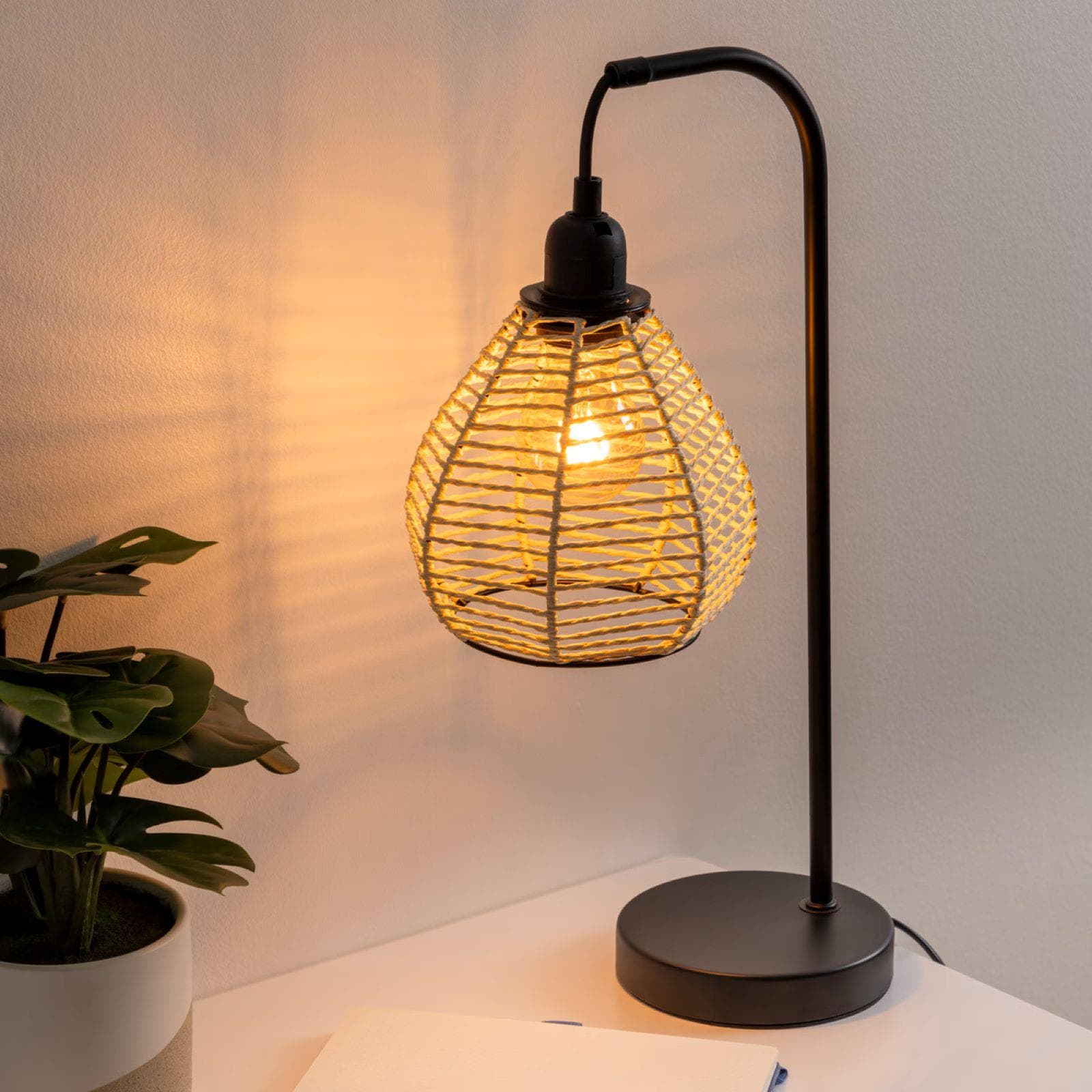 Lampada da tavolo 48h cm in metallo nero e paralume intrecciato in corda