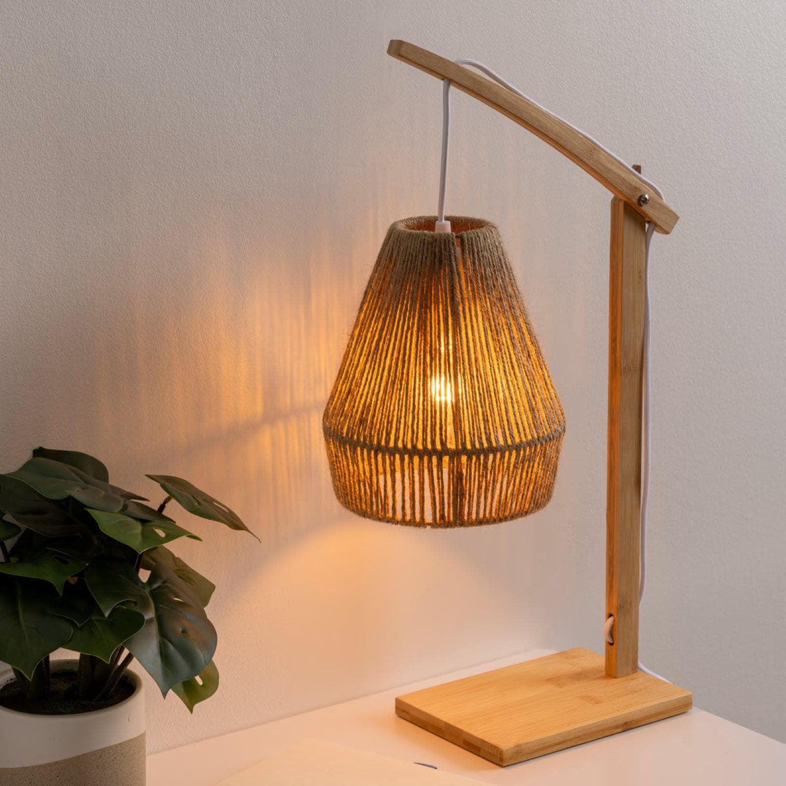 Lampada da tavolo 55 h cm ad arco in legno di bambù naturale