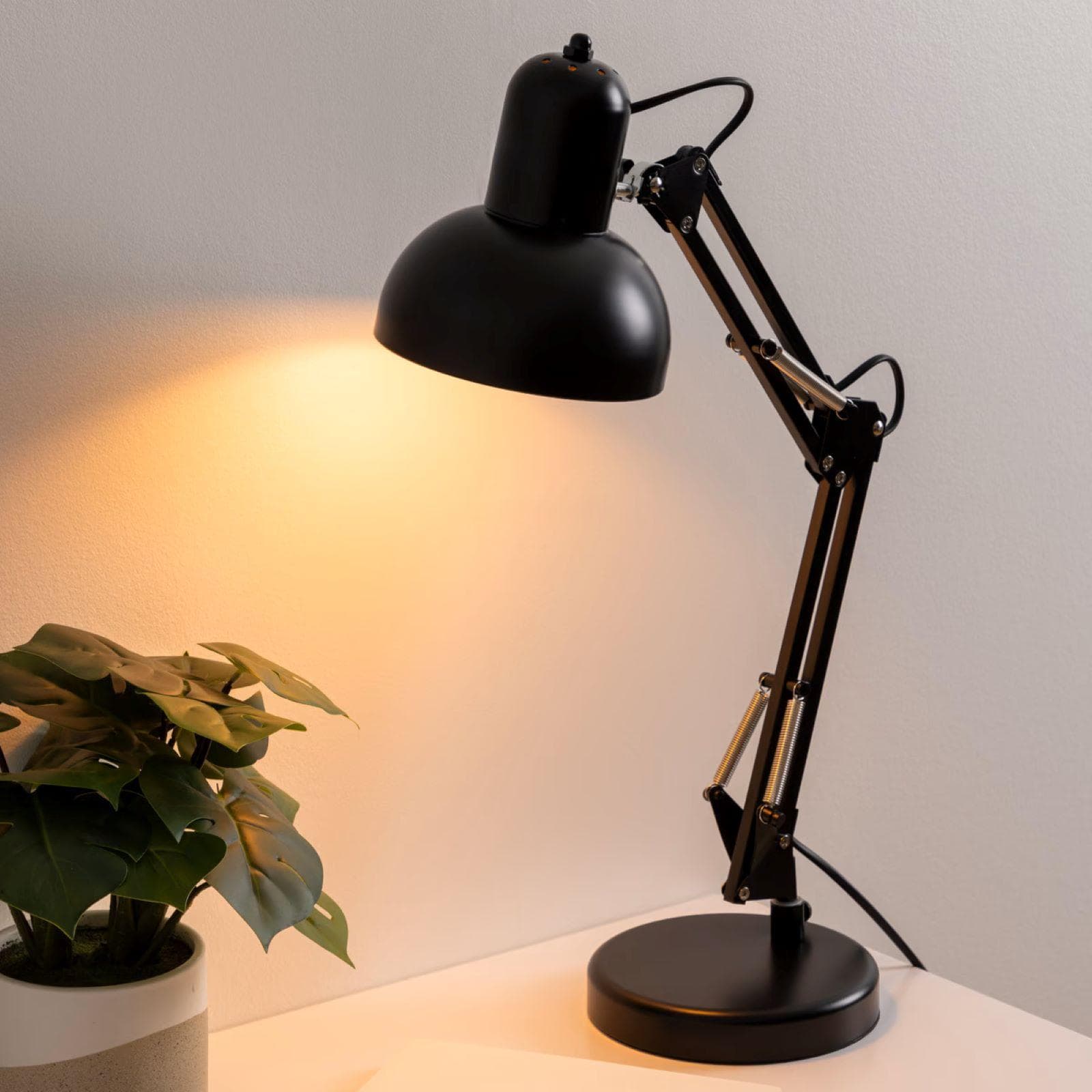 Lampada da tavolo 56h cm in metallo nero e bianco regolabile