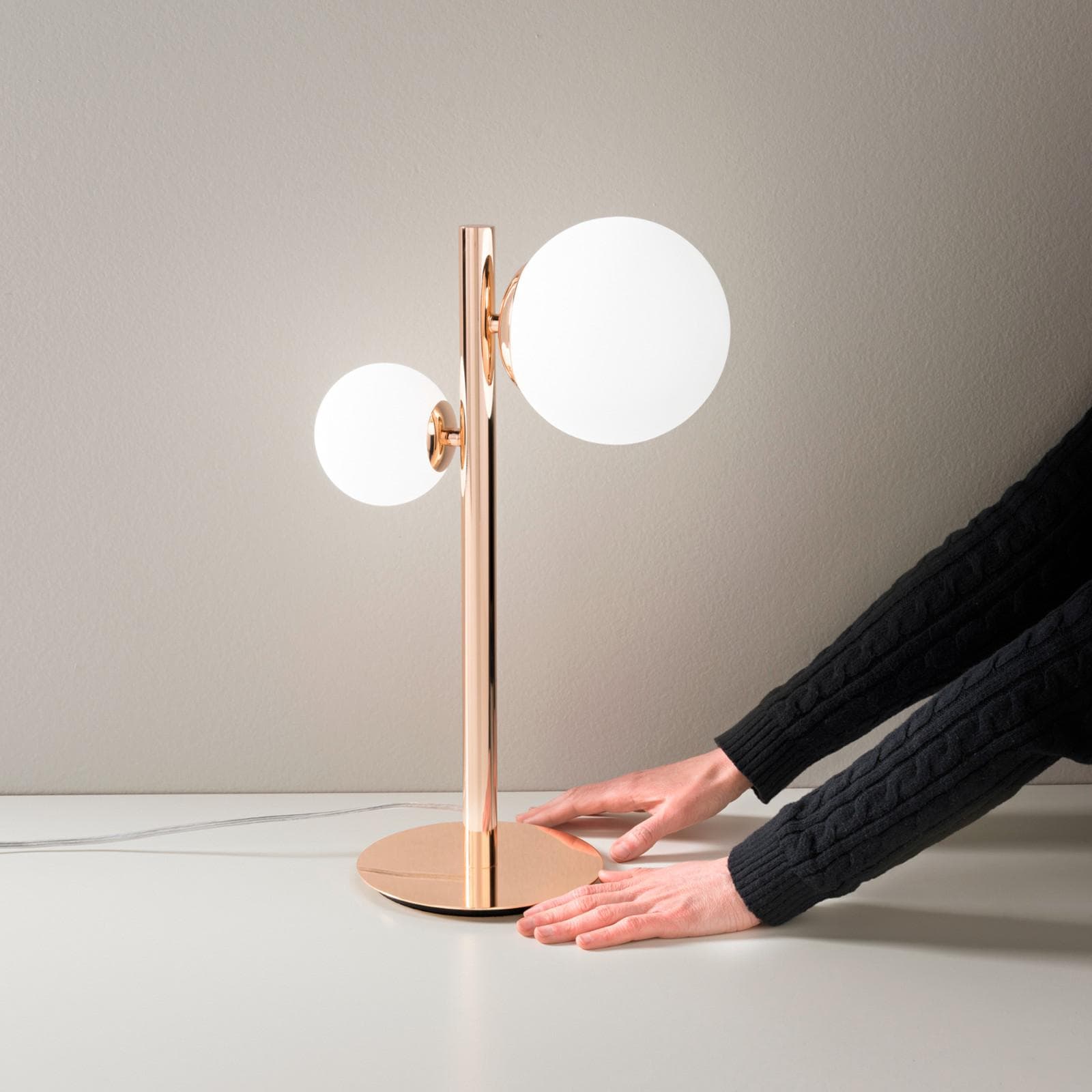 Lampada da tavolo per interno 31x47h cm oro rosa in vetro soffiato bianco