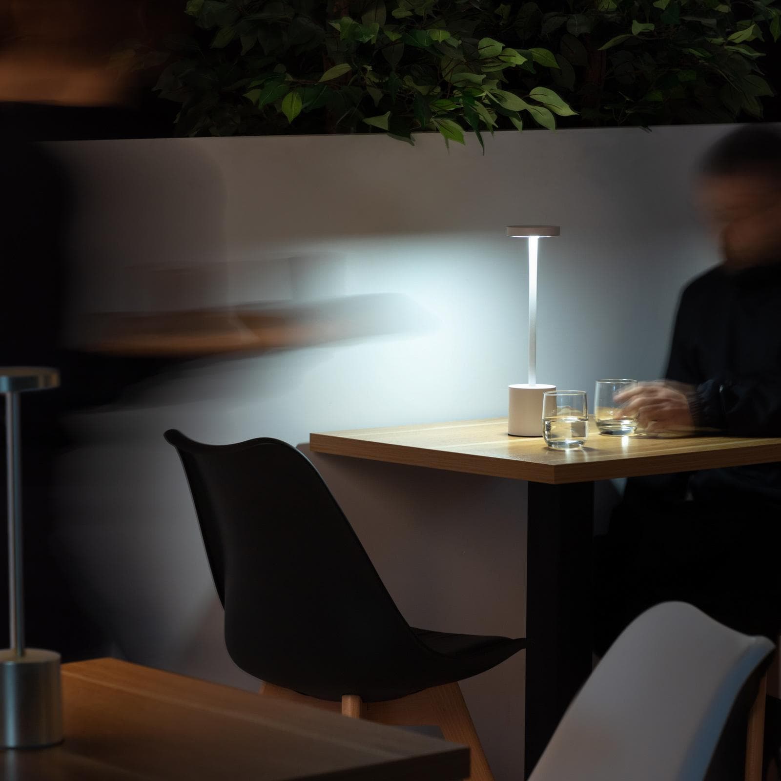 Lampada da tavolo portatile a LED 11x38h cm in alluminio bianco - Spritz