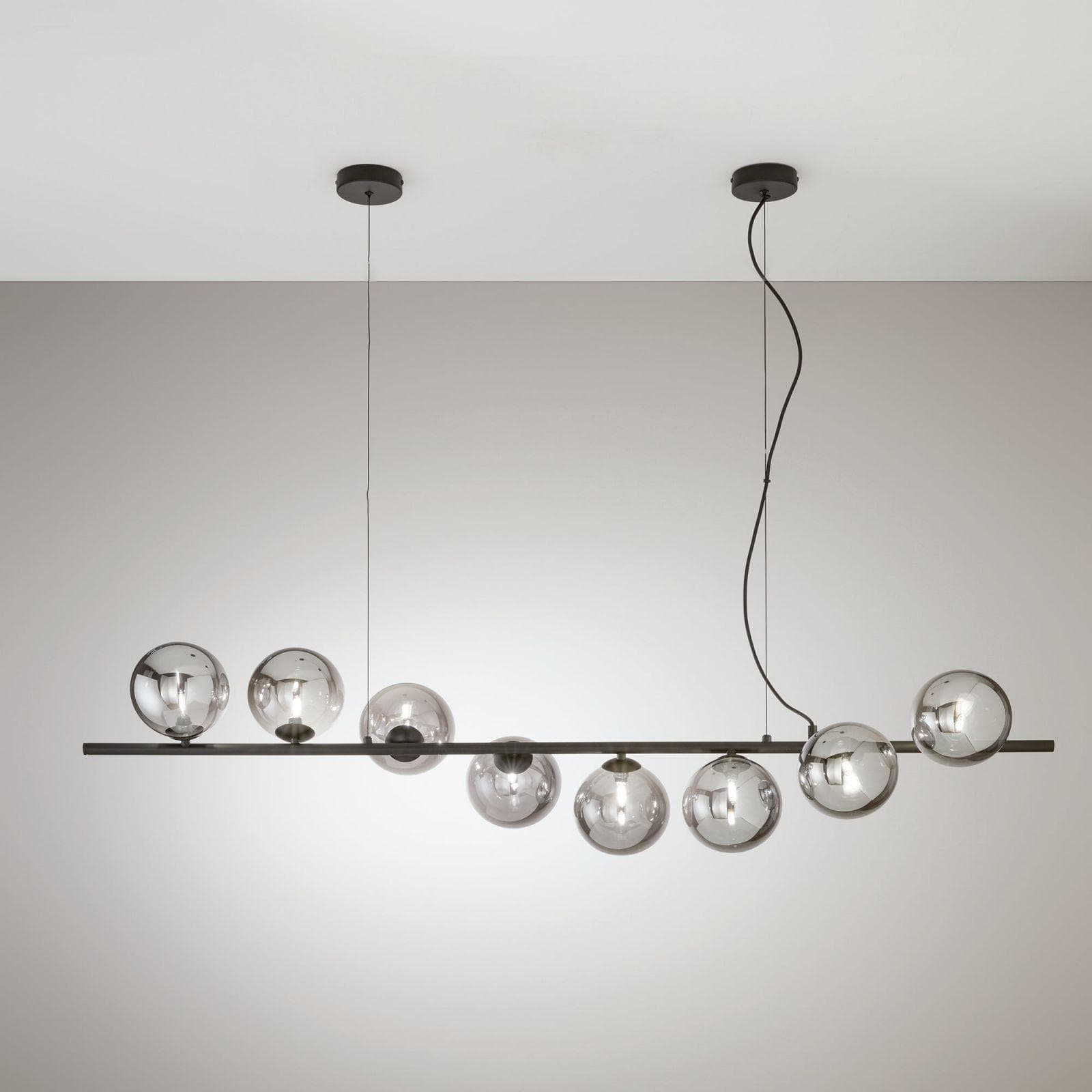 Lampada sospesa 145x33,5 cm in metallo nero con diffusori in vetro fumè