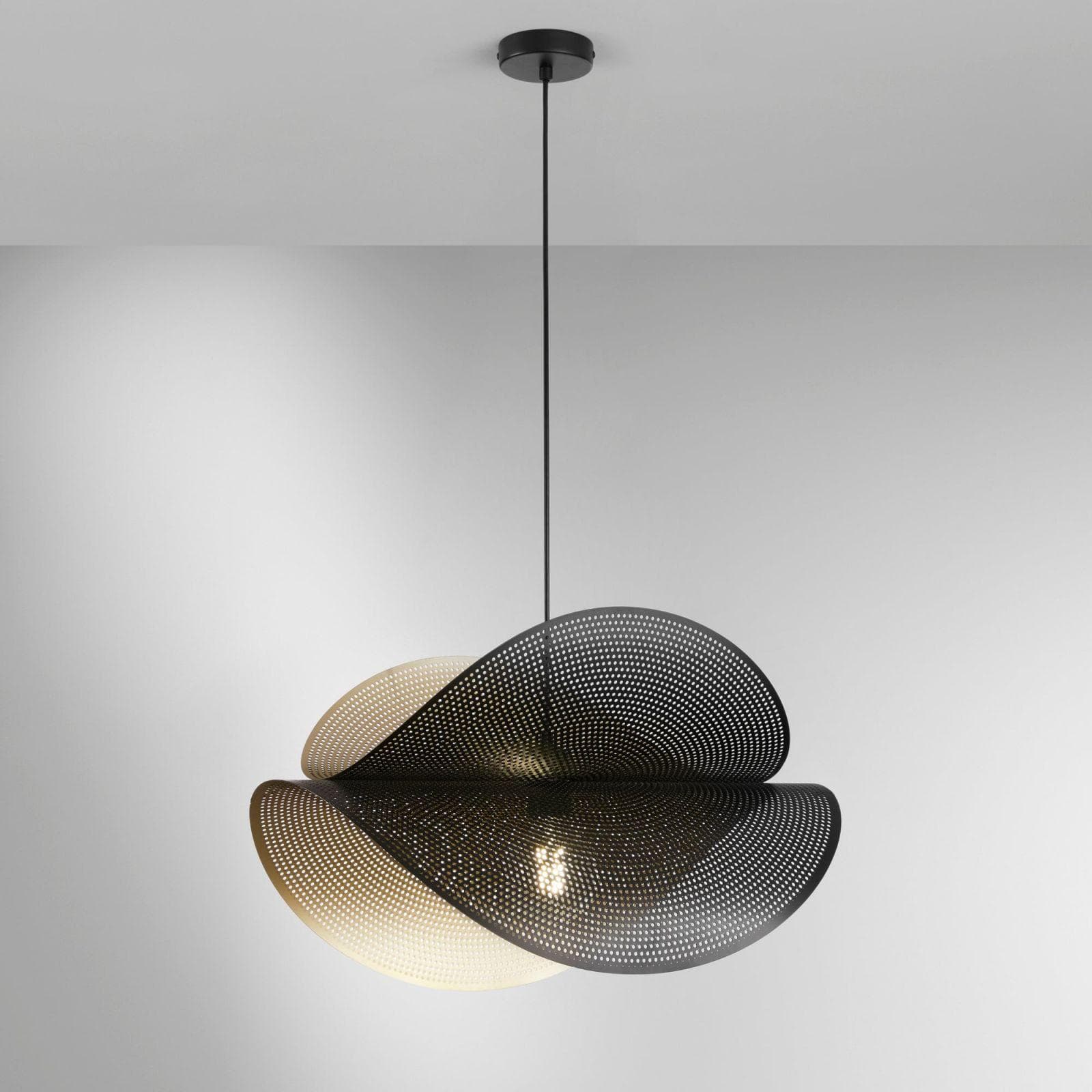 Lampada sospesa doppia vela 60x33 cm dal design curvo in metallo forato nero e oro