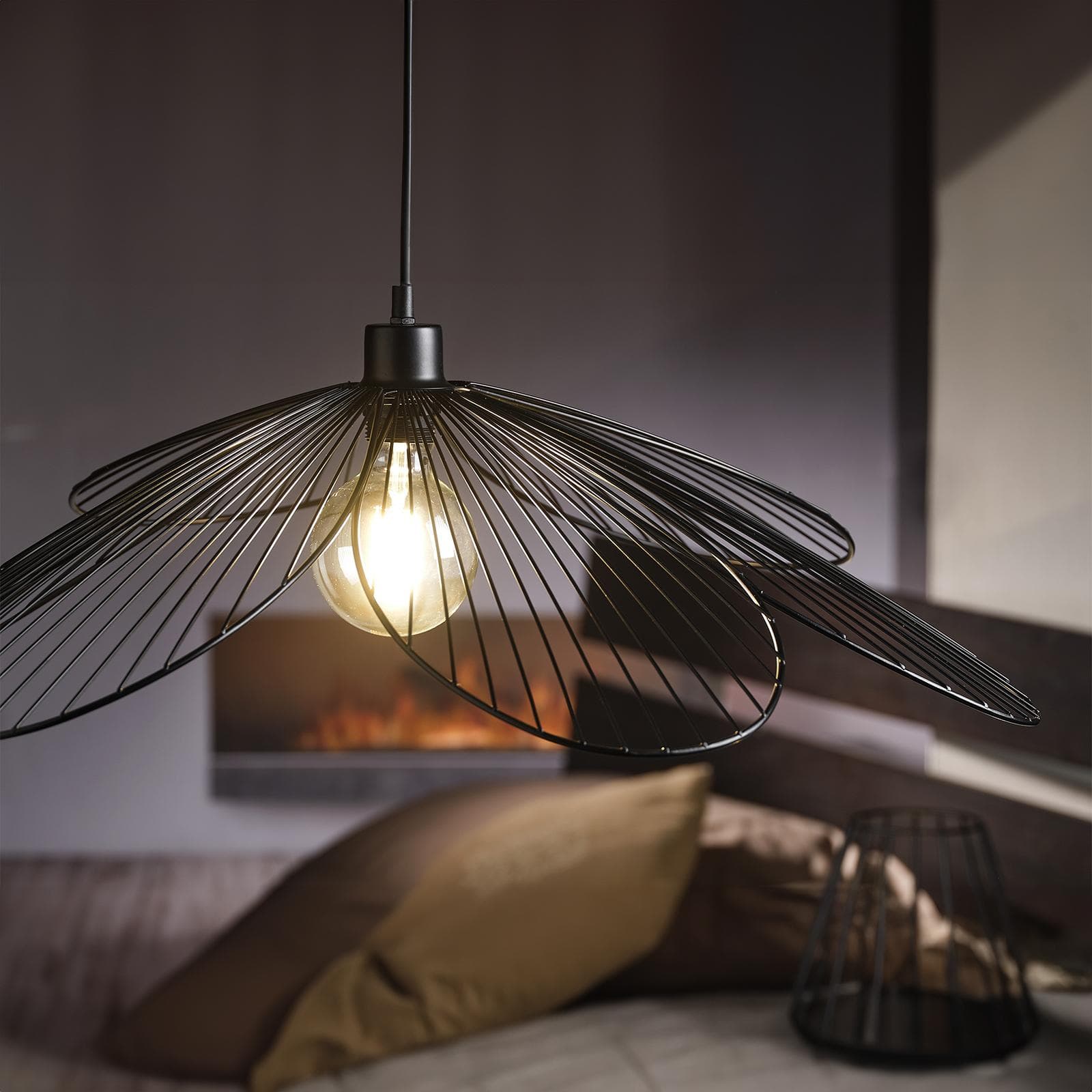 Lampada sospesa rotonda 57 cm a fiore in metallo nero
