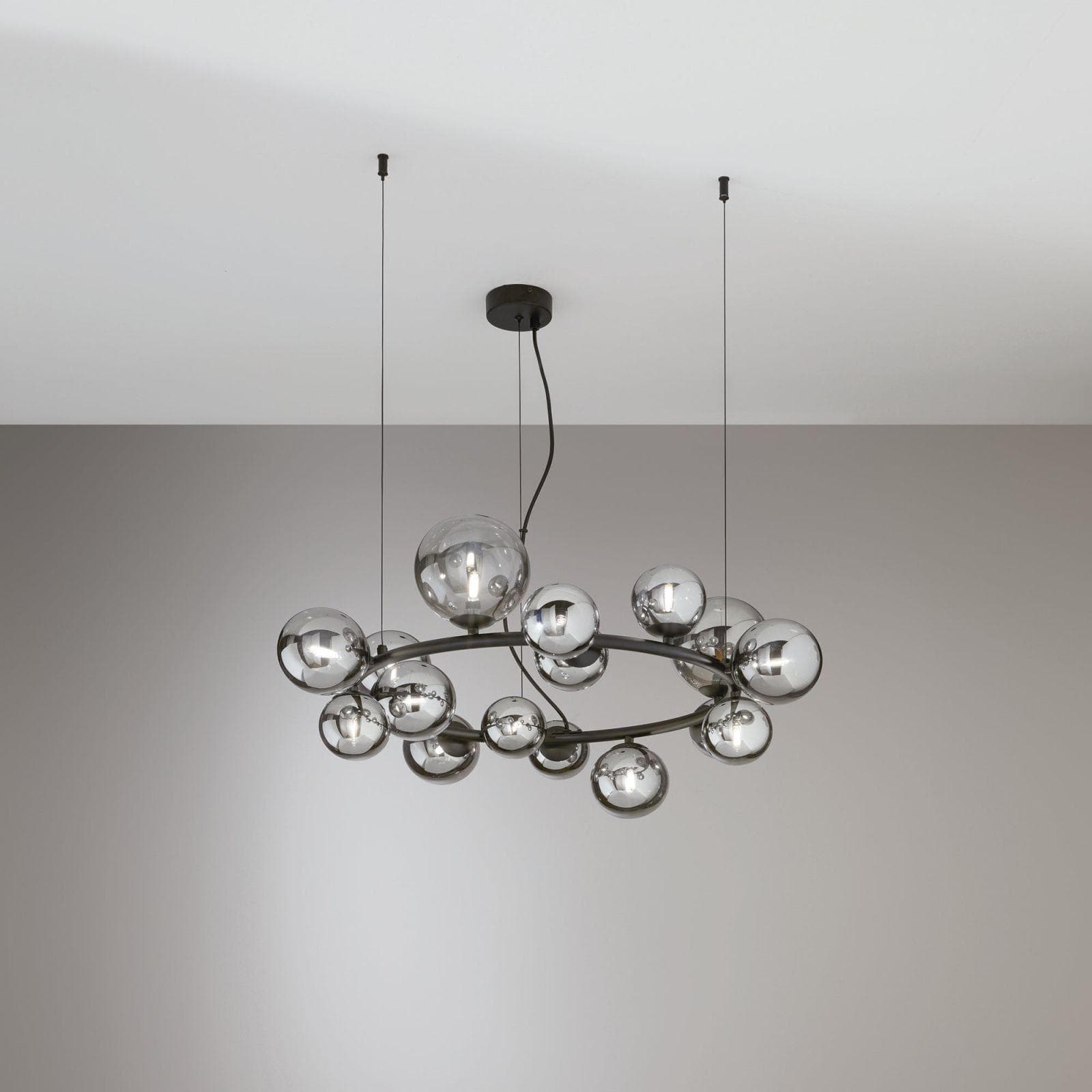 Lampada sospesa rotonda 82 cm in metallo nero con diffusori in vetro fumè