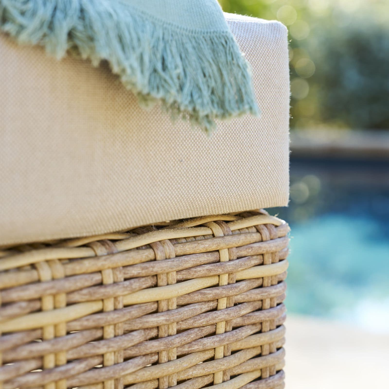 Lettino prendisole reclinabile con ruote in polyrattan naturale e cuscino beige - Hierro
