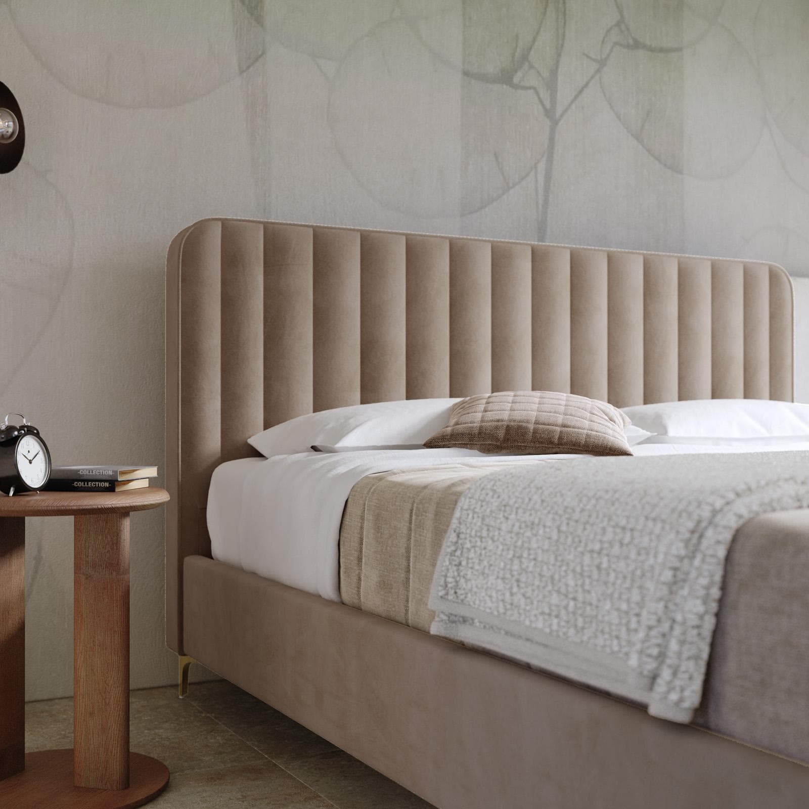 Letto matrimoniale 160x190 cm in velluto beige con piedi in metallo oro - Chimera