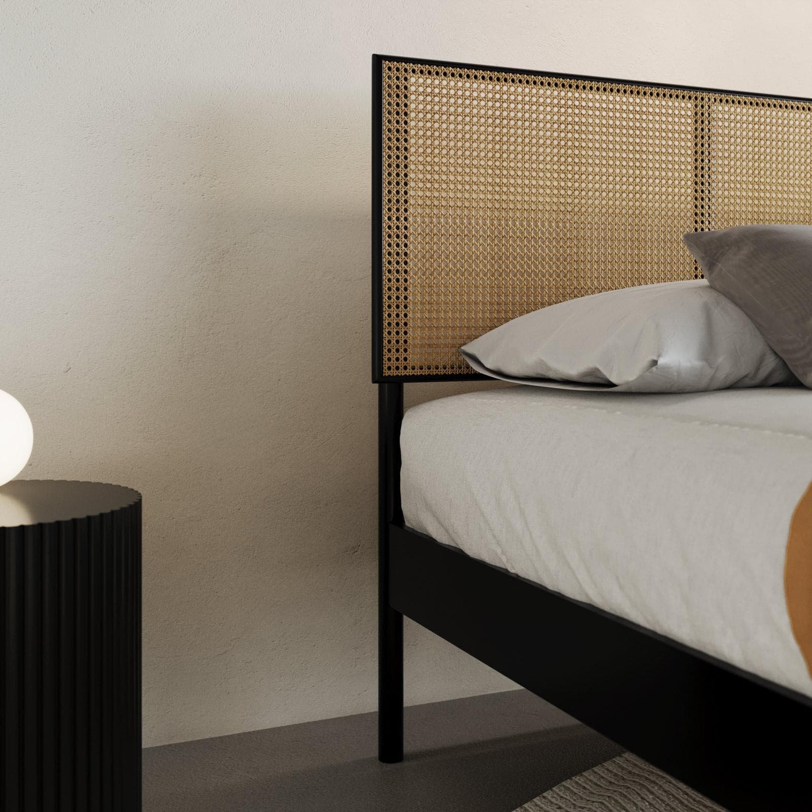 Letto matrimoniale 160x200 cm con struttura in metallo nero e testata squadrata effetto paglia di Vienna - Alaric