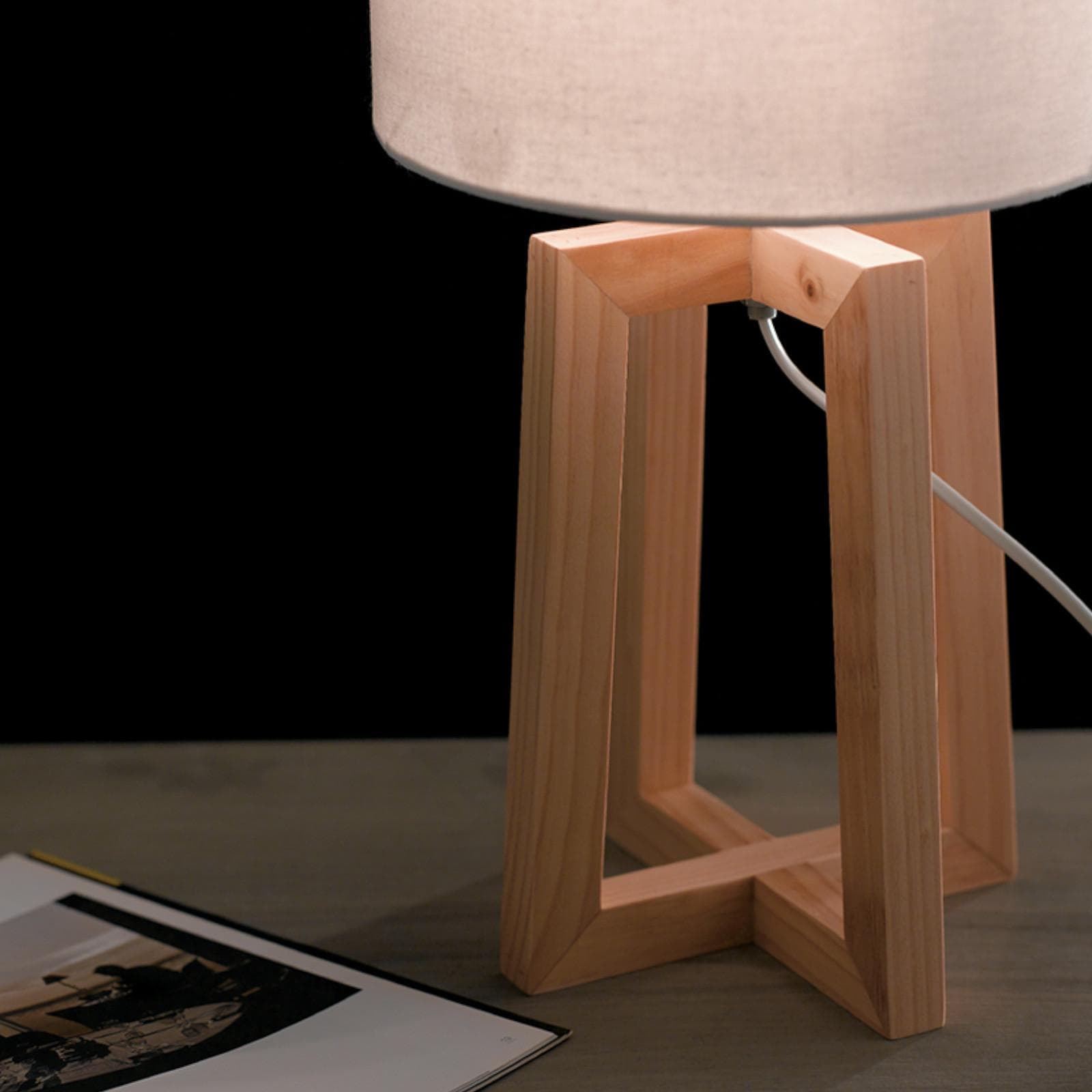 Lampada da appoggio 47 h cm in legno naturale e paralume in tessuto