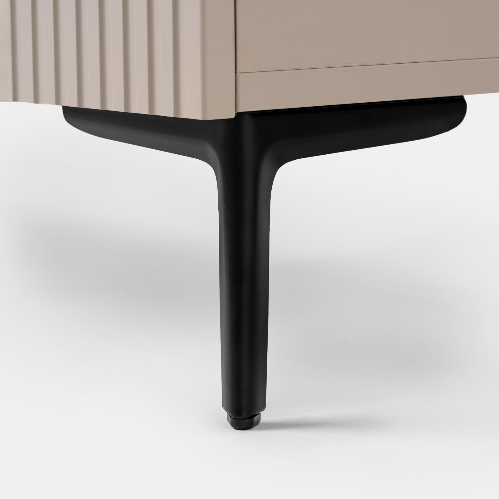 Madia 150x83h cm cashmere con 3 ante cannettate e piedi in metallo nero - Judith