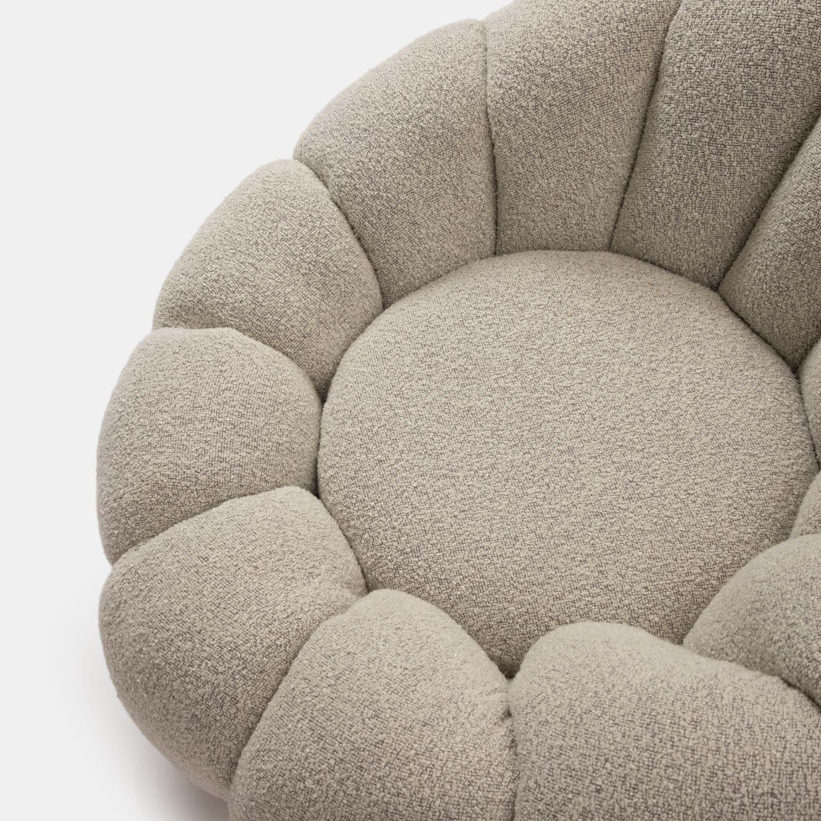 Maxi poltrona girevole a fiore bouclé bianco e grigio chiaro - Silas