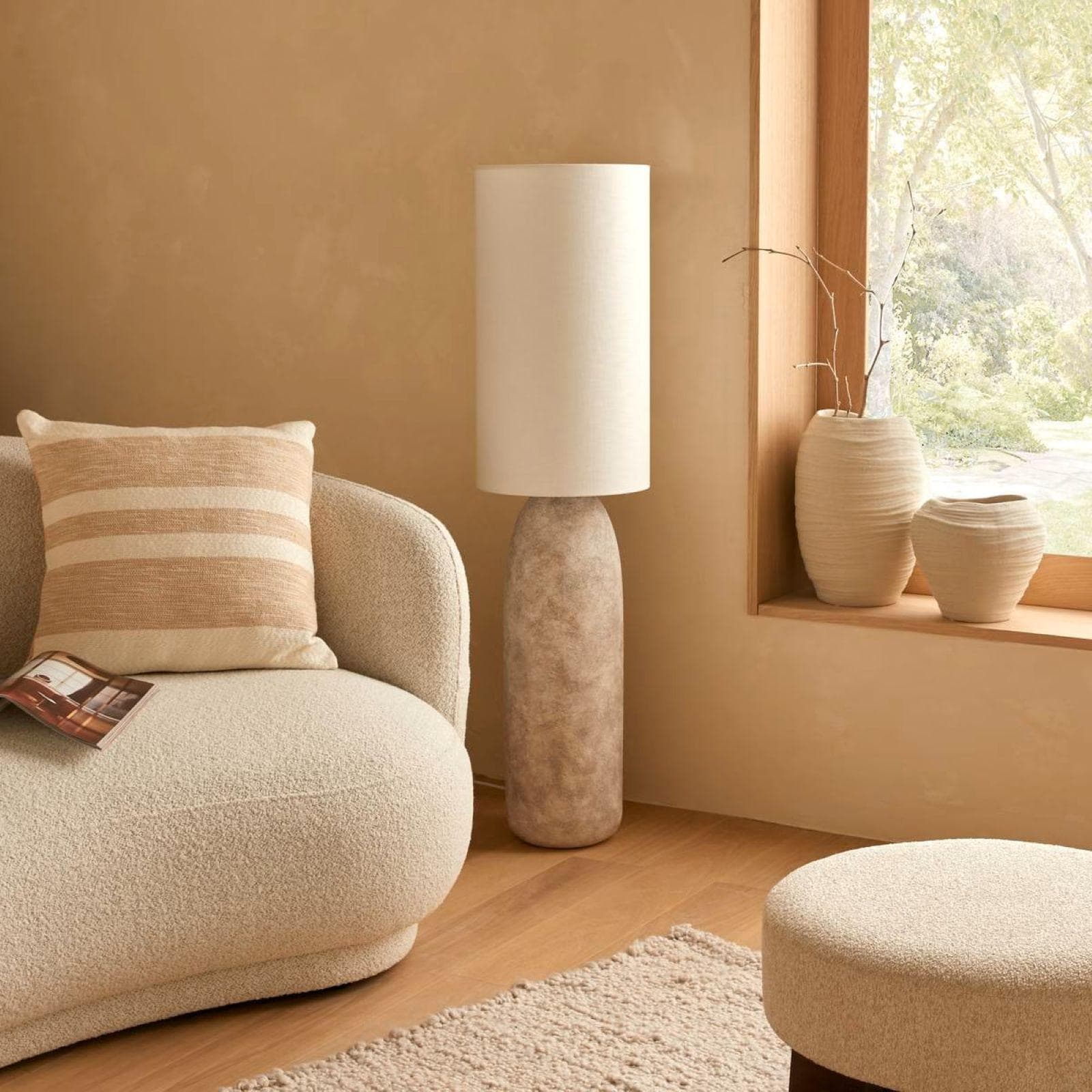 Piantana 111h cm in ceramica effetto pietra e tessuto bianco