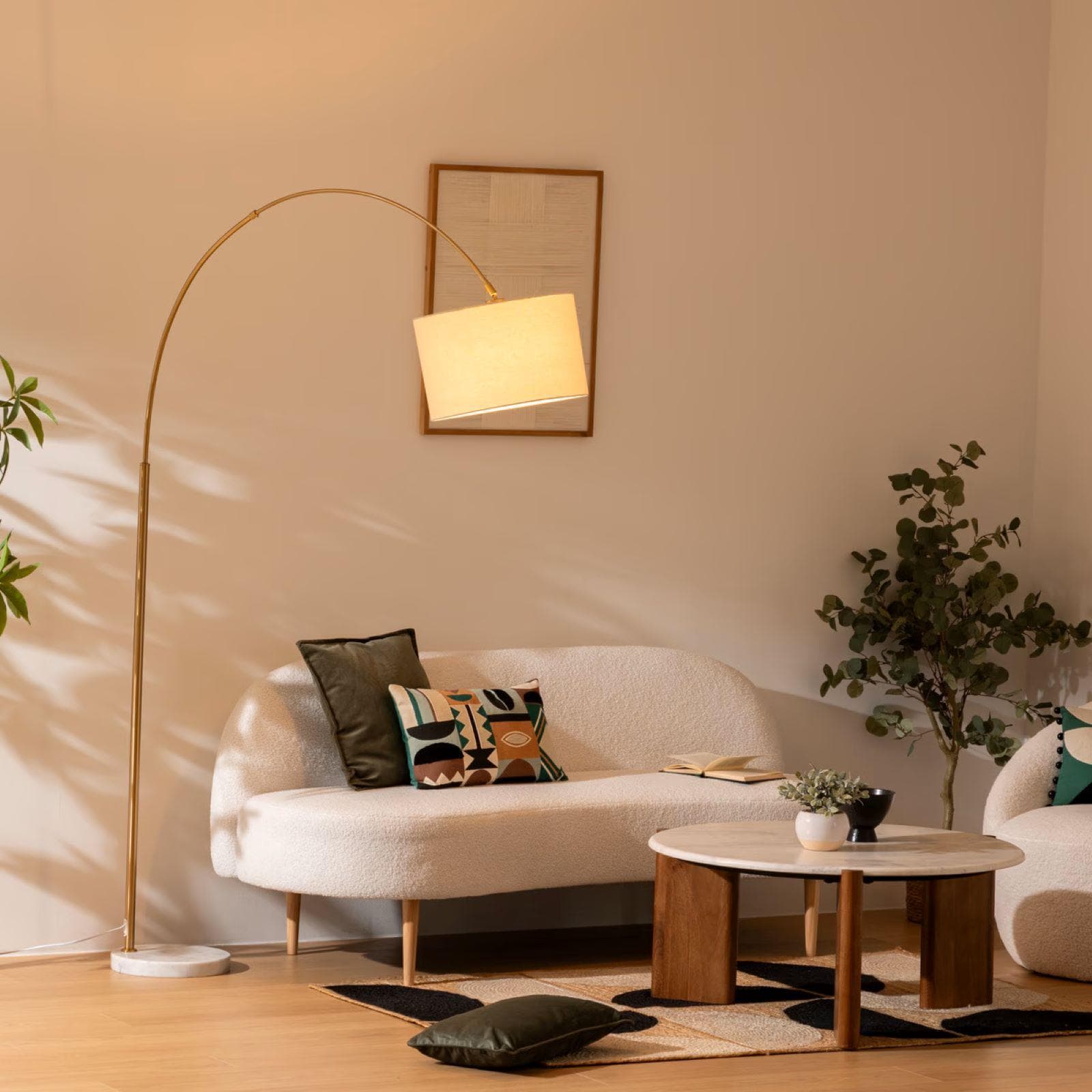 Piantana ad arco 195h cm in acciaio oro con base in marmo e paralume bianco