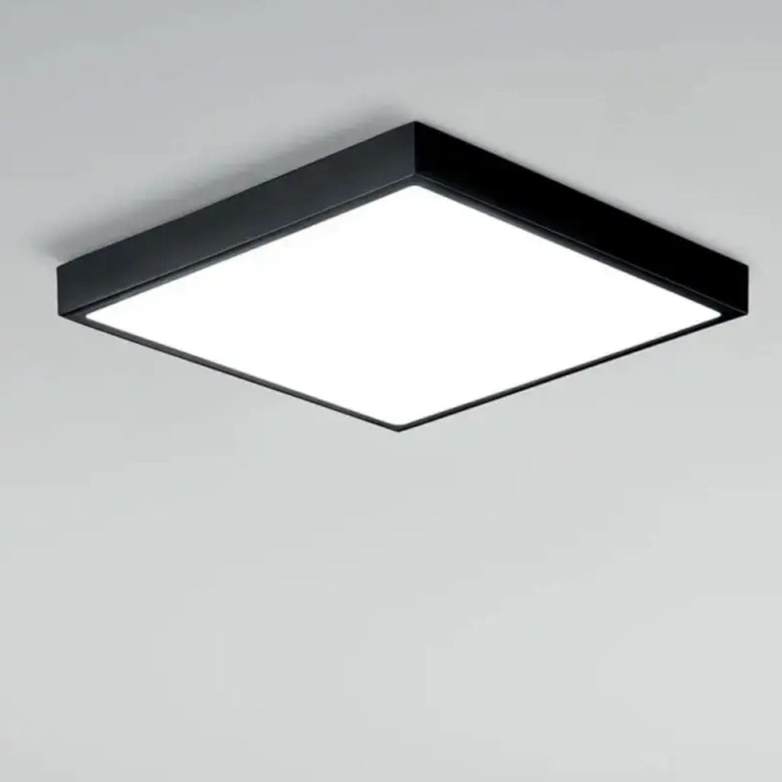 Plafoniera 24x24 cm in alluminio nero e diffusore in acrilico