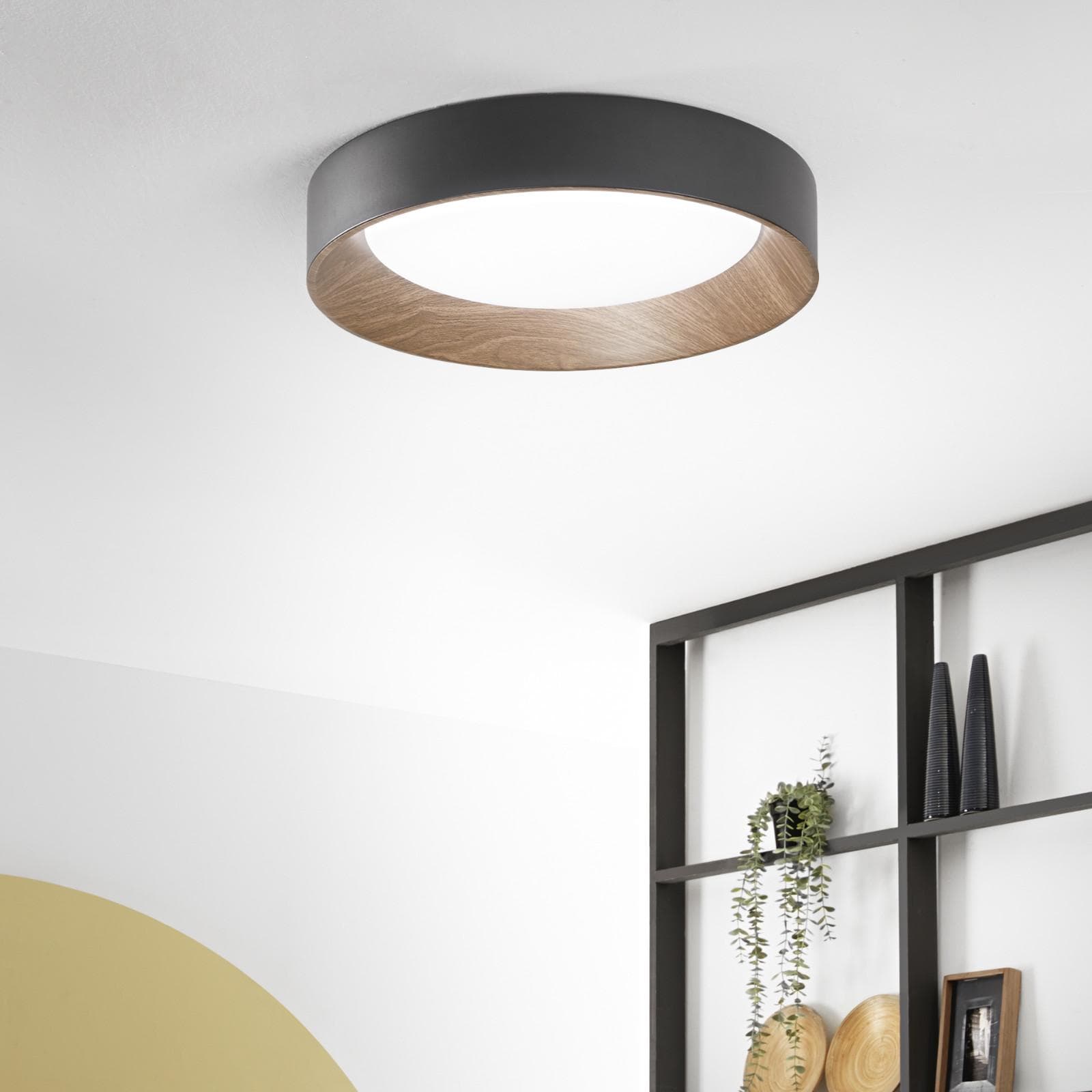 Plafoniera LED rotonda 40 cm in metallo nero e dettagli effetto legno