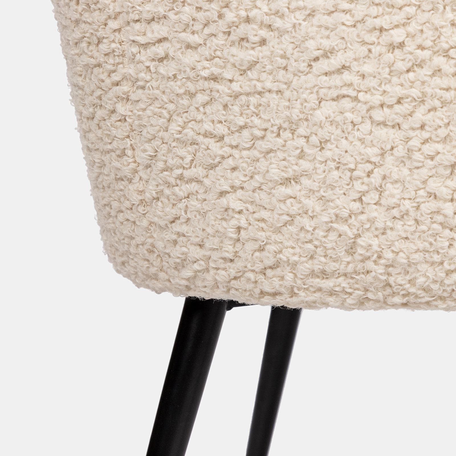 Poltrona bianca in tessuto teddy con gambe in metallo nere - Blanche