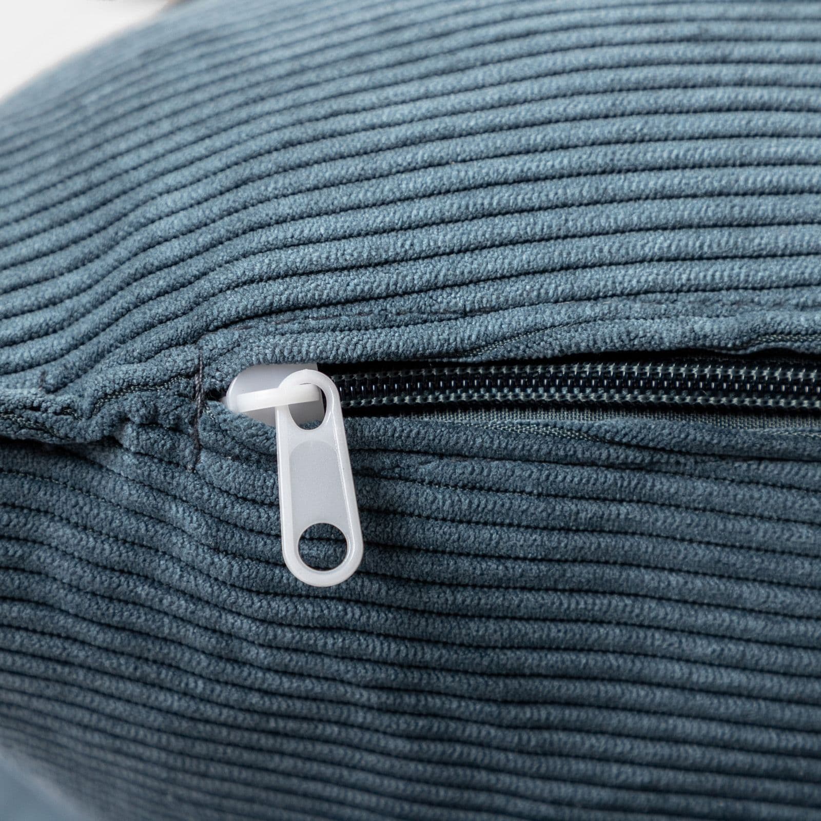 Poltrona con doppio cuscino in velluto a coste blu e struttura in metallo nero - Lorelei