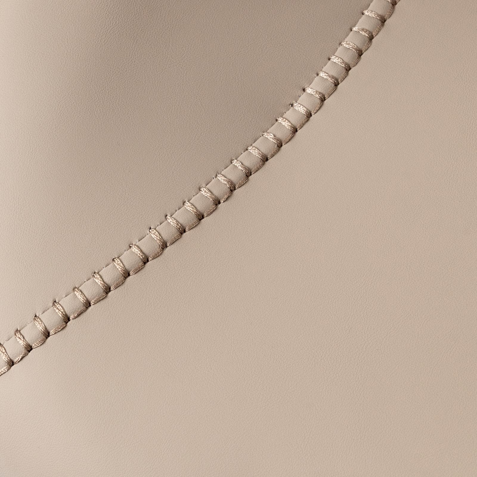 Poltrona da ufficio girevole in similpelle beige con base in metallo grigio - Vinay