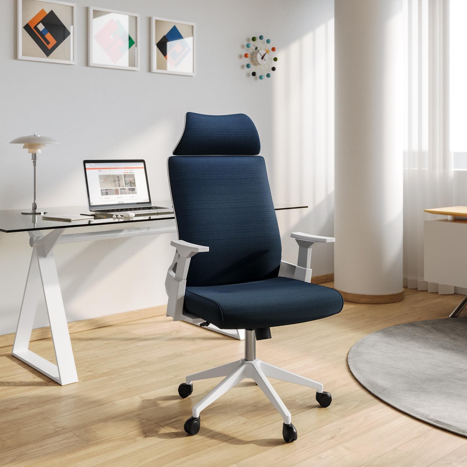 Poltrona da ufficio girevole in tessuto mesh blu con poggiatesta e braccioli bianchi - Solace