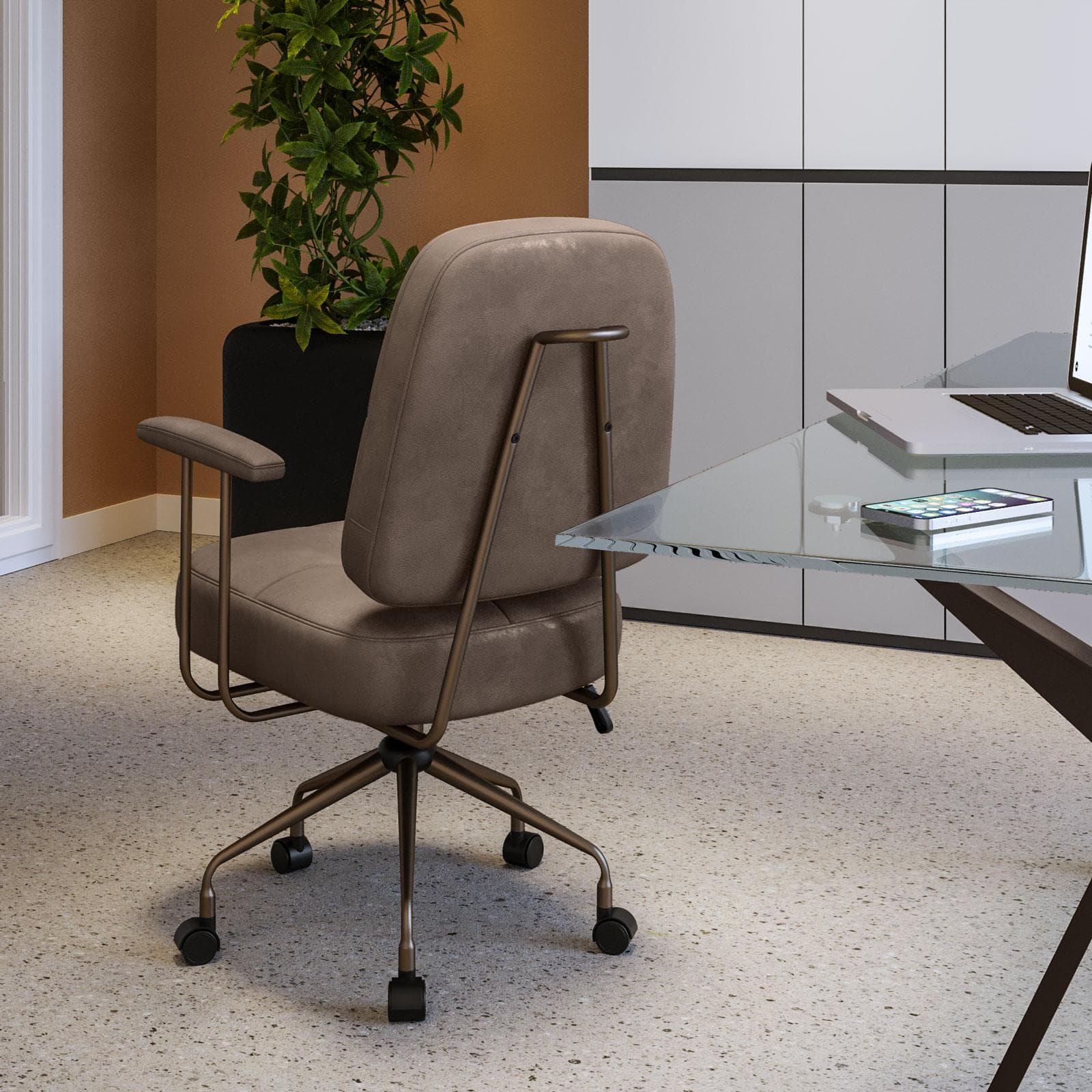 Poltrona girevole da ufficio in tessuto scamosciato tortora con base in bronzo satinato - Sirva