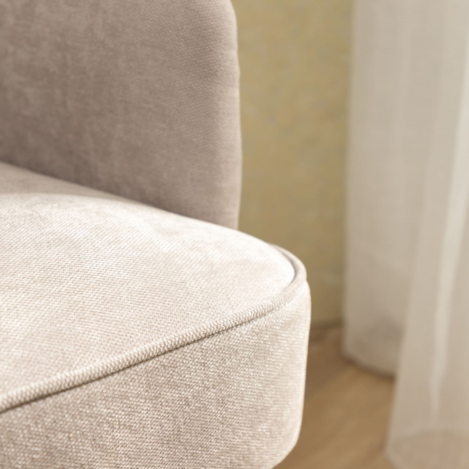 Poltrona imbottita in ciniglia beige con gambe nere - Ferry