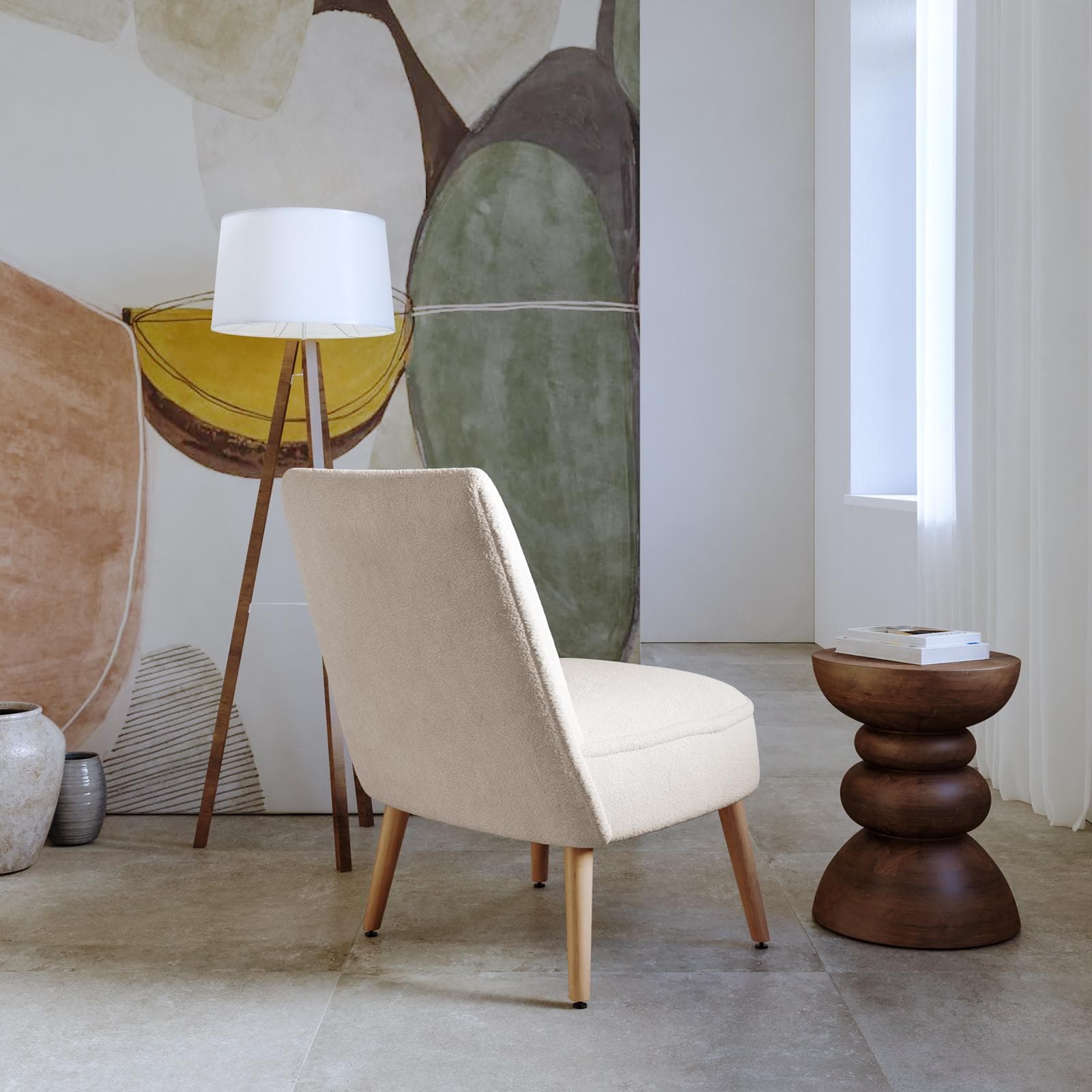 Poltrona in bouclé crema con gambe in legno - Dirla