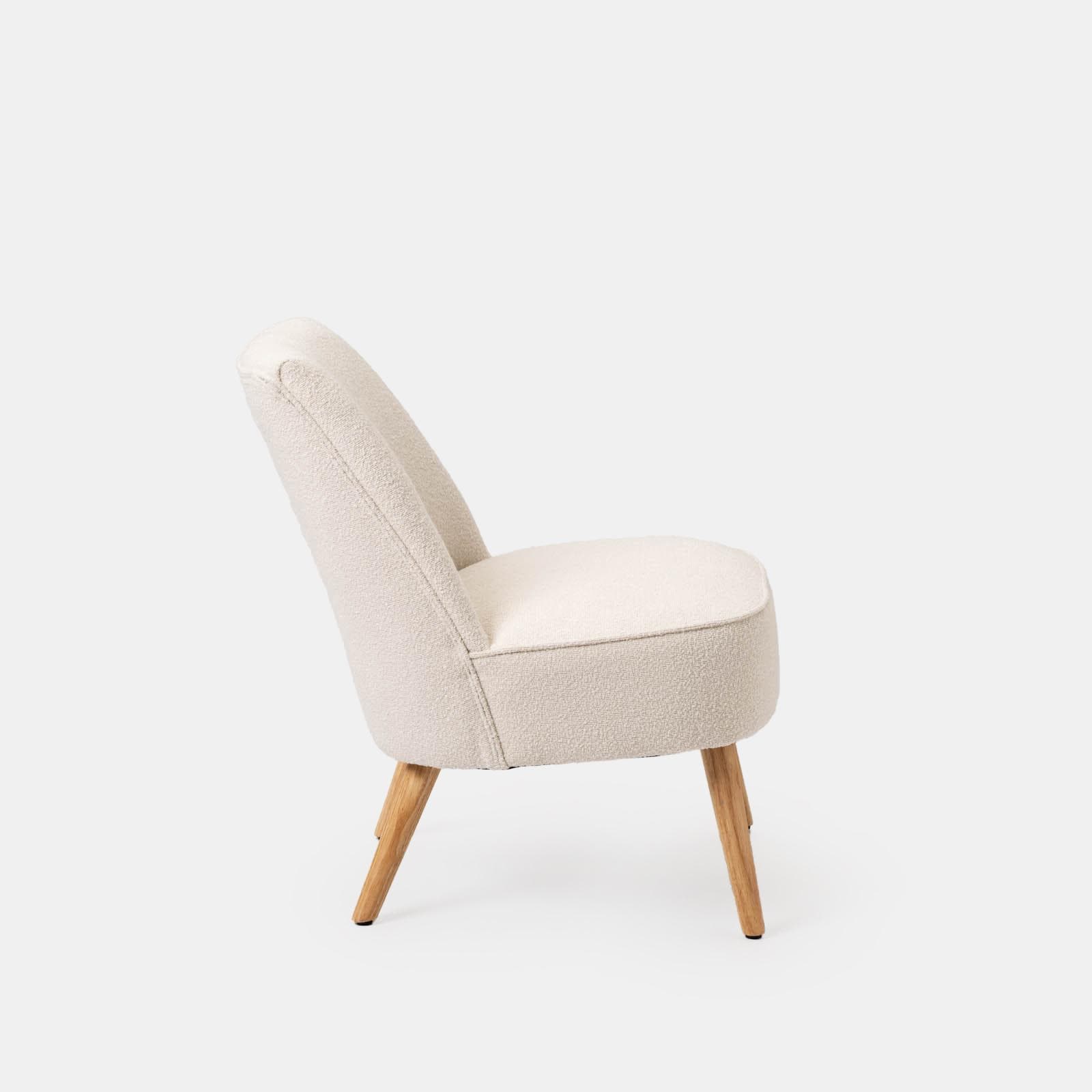 Poltrona in bouclé crema con gambe in legno - Dirla