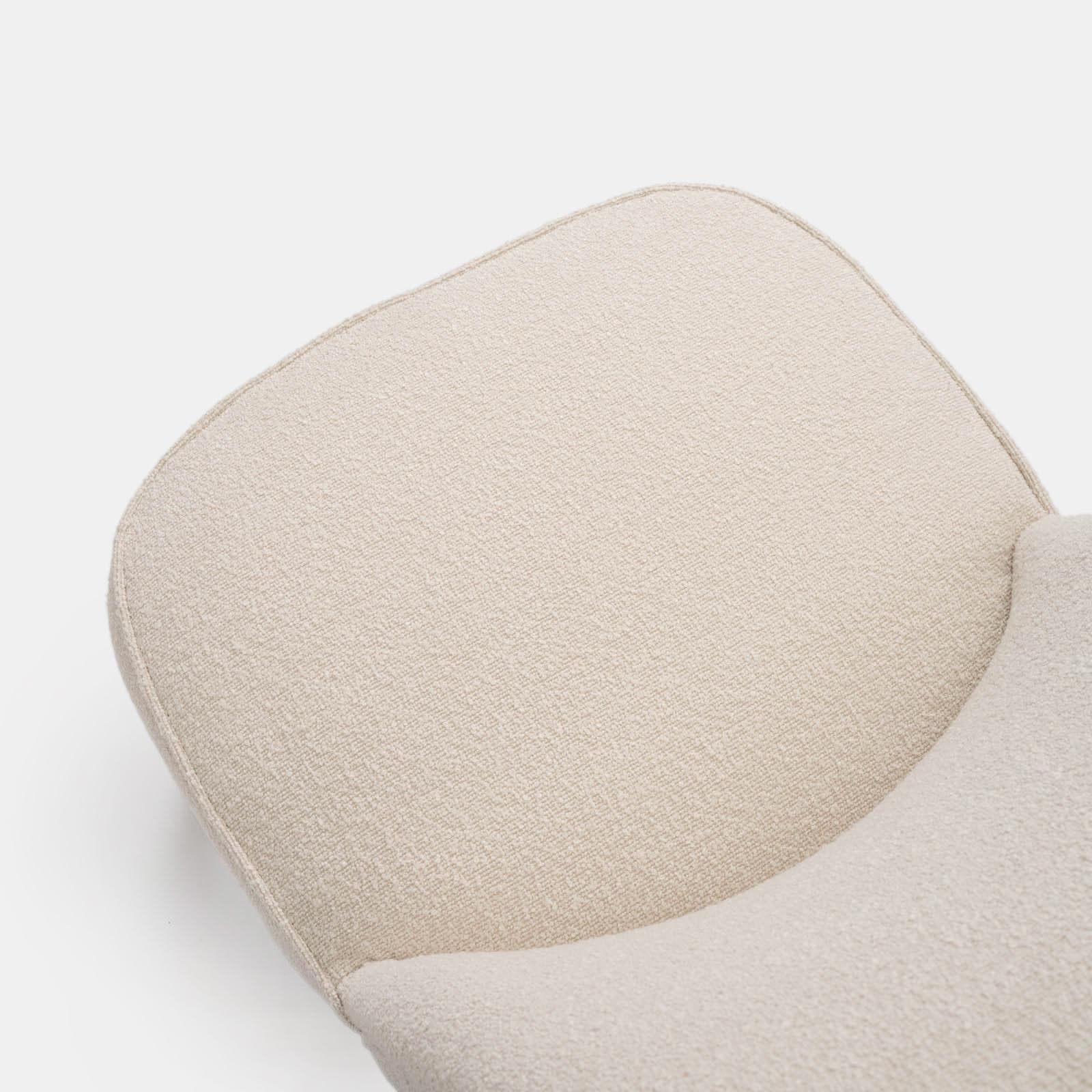 Poltrona in bouclé crema con gambe in legno - Dirla