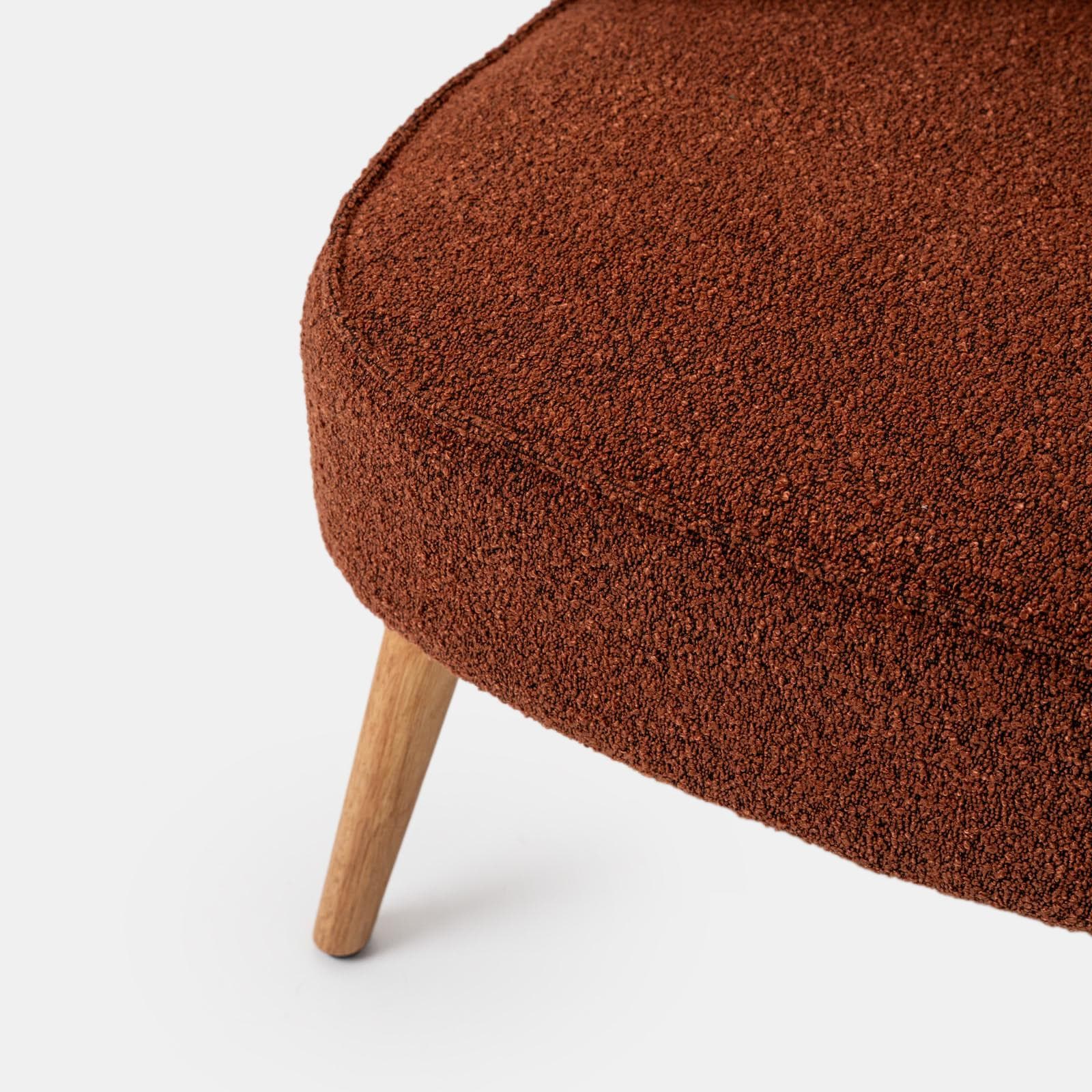 Poltrona in bouclé terracotta con gambe in legno - Dirla