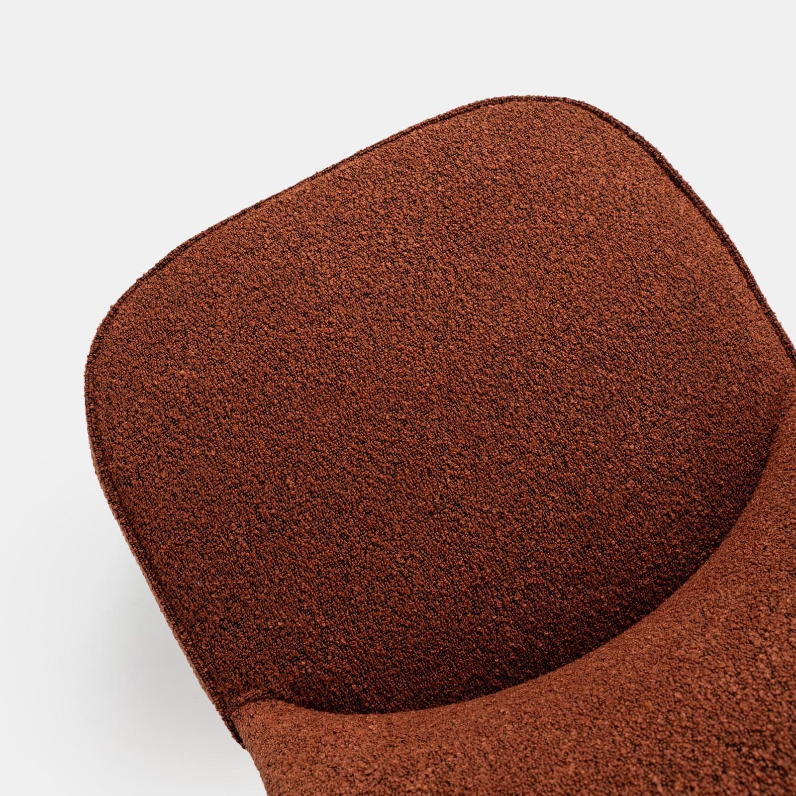 Poltrona in bouclé terracotta con gambe in legno - Dirla