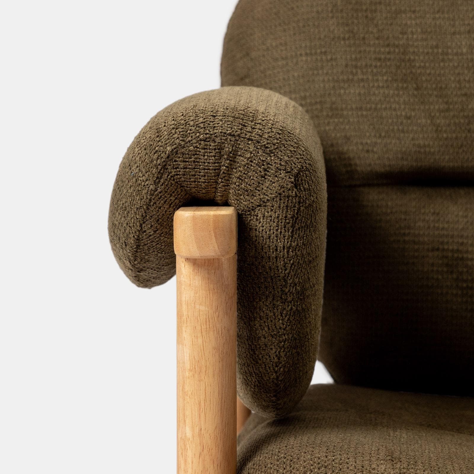 Poltrona in legno con rivestimento in tessuto effetto maglia tabacco - Voteo
