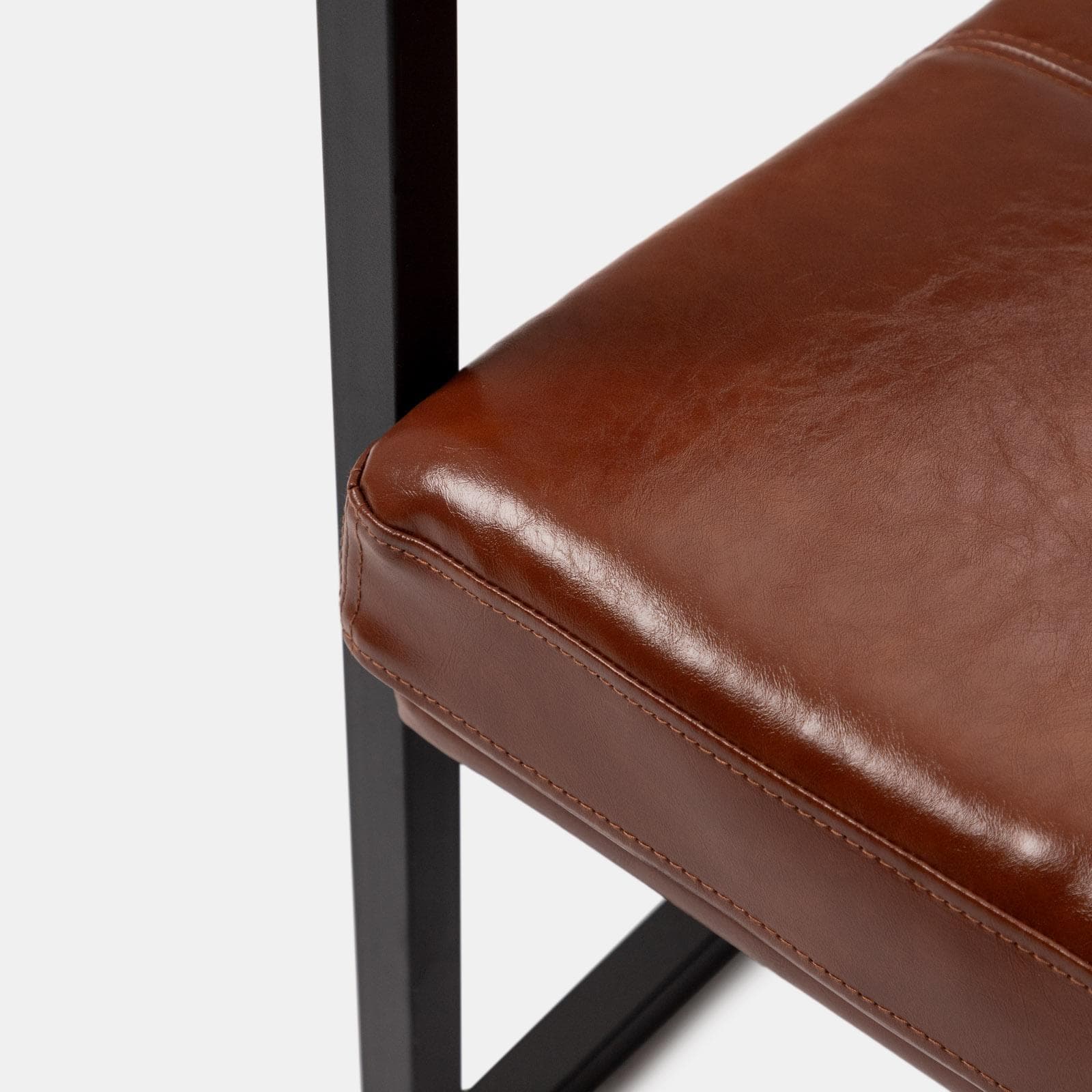 Poltrona in similpelle cognac con struttura in metallo nero - Dudley
