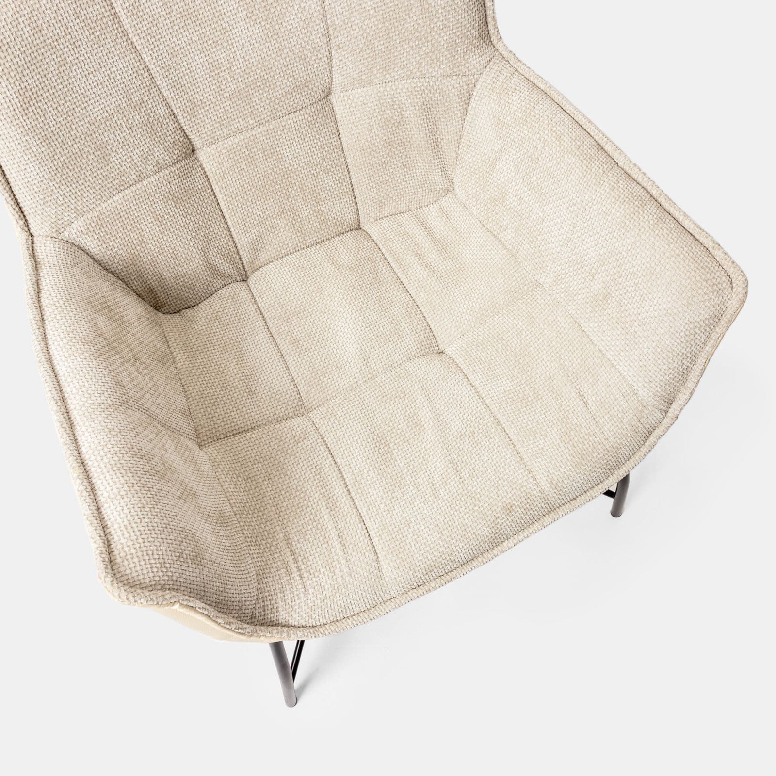 Poltrona in similpelle e tessuto ciniglia trapuntato beige con gambe in metallo nero - Candace