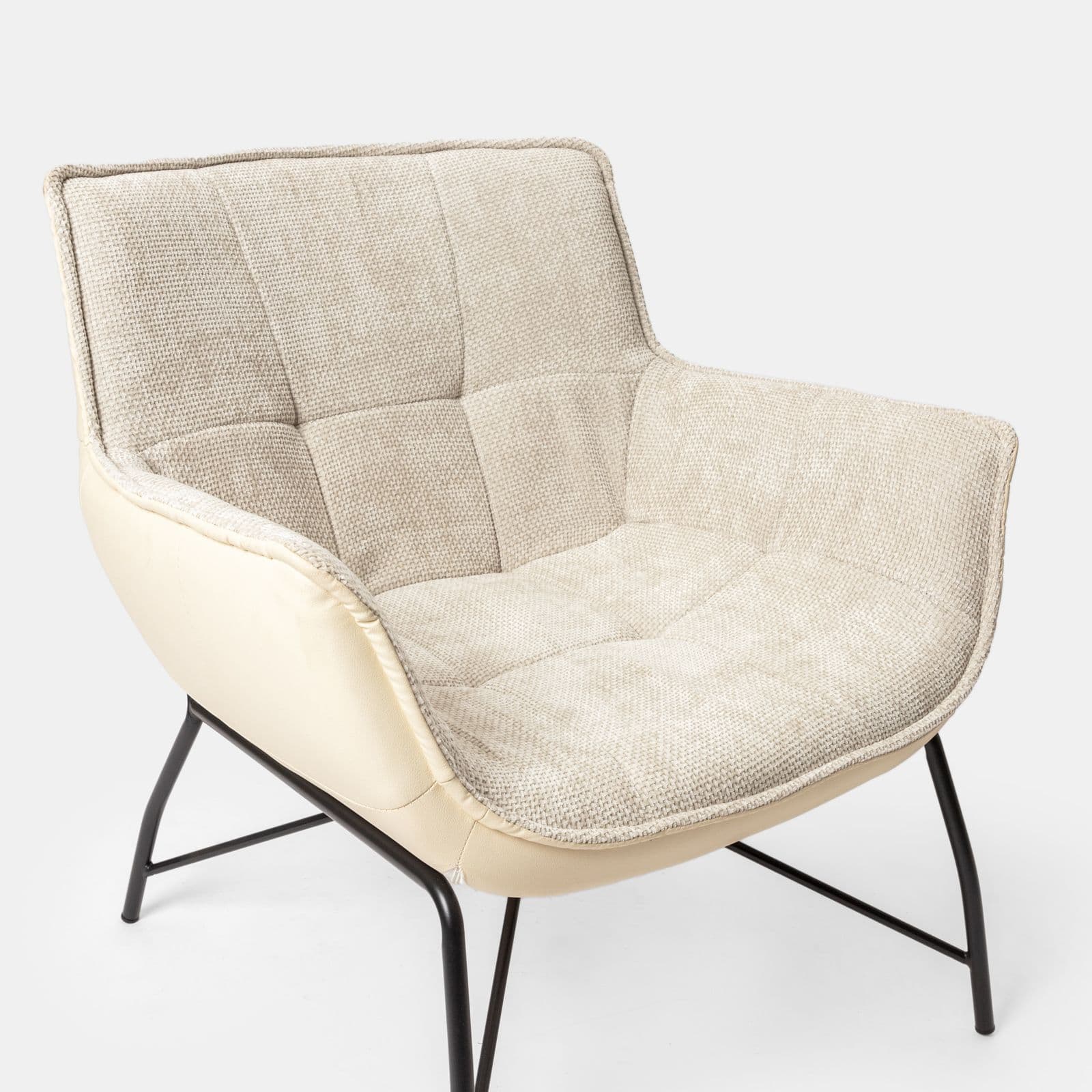 Poltrona in similpelle e tessuto ciniglia trapuntato beige con gambe in metallo nero - Candace