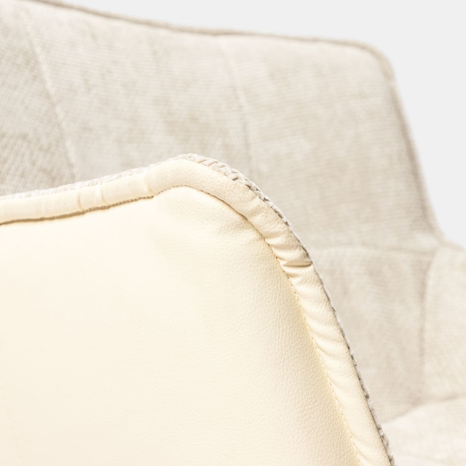 Poltrona in similpelle e tessuto ciniglia trapuntato beige con gambe in metallo nero - Candace