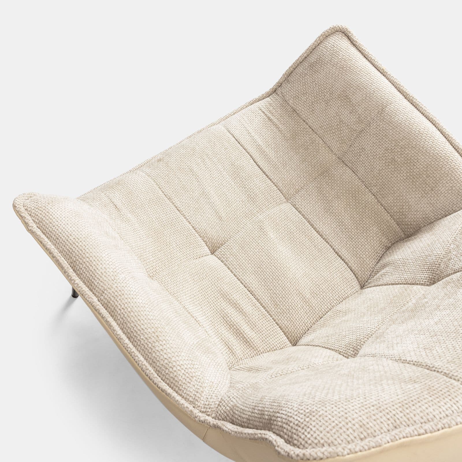 Poltrona in similpelle e tessuto ciniglia trapuntato beige con gambe in metallo nero - Candace
